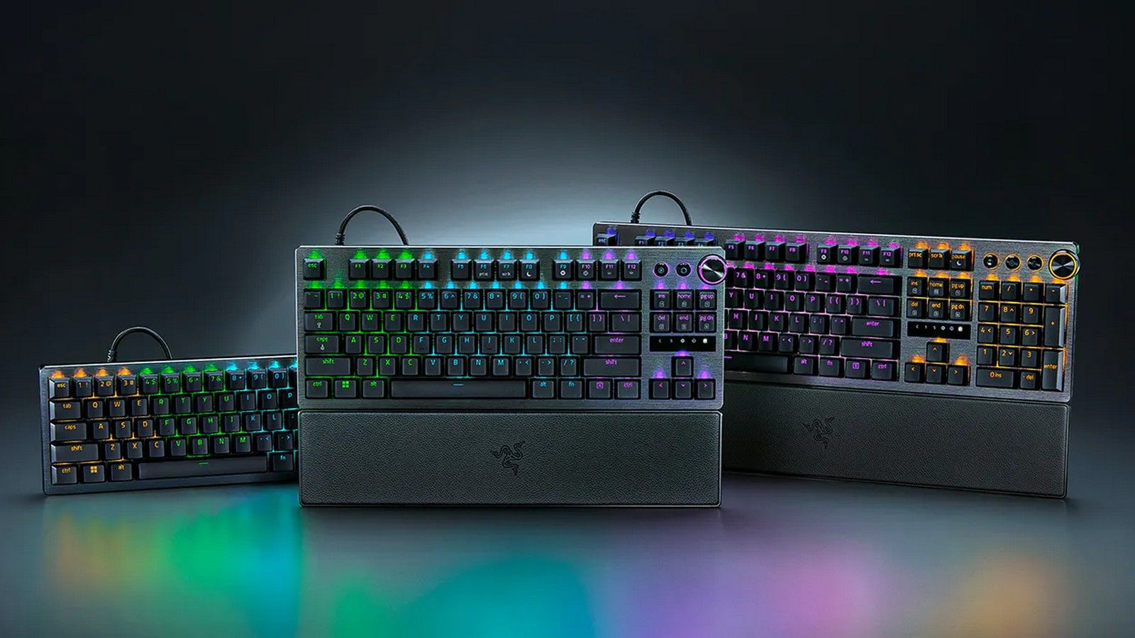 Três teclados Razer em fundo gradiente