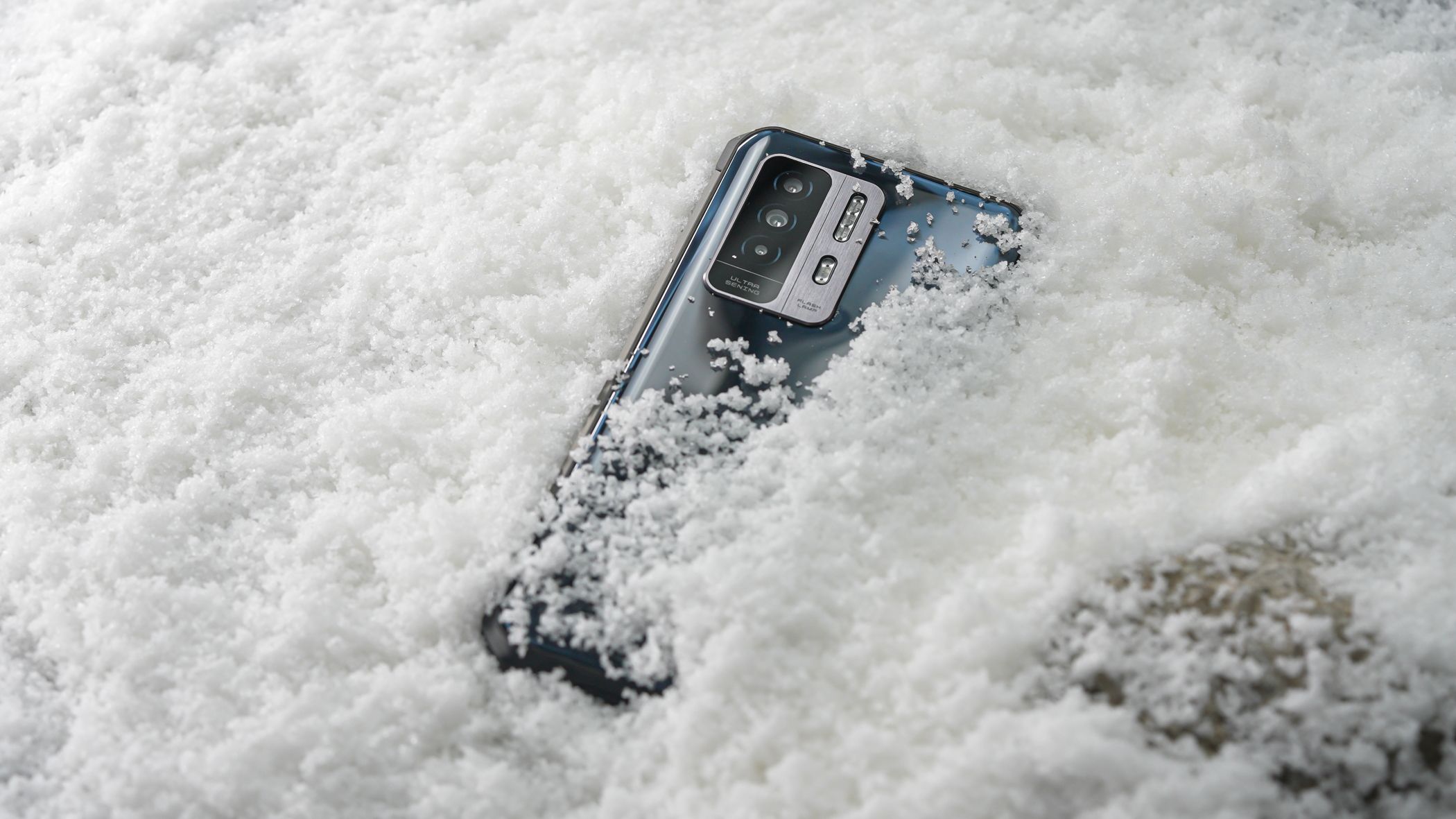 El Oukitel WP27 sumergido en la nieve