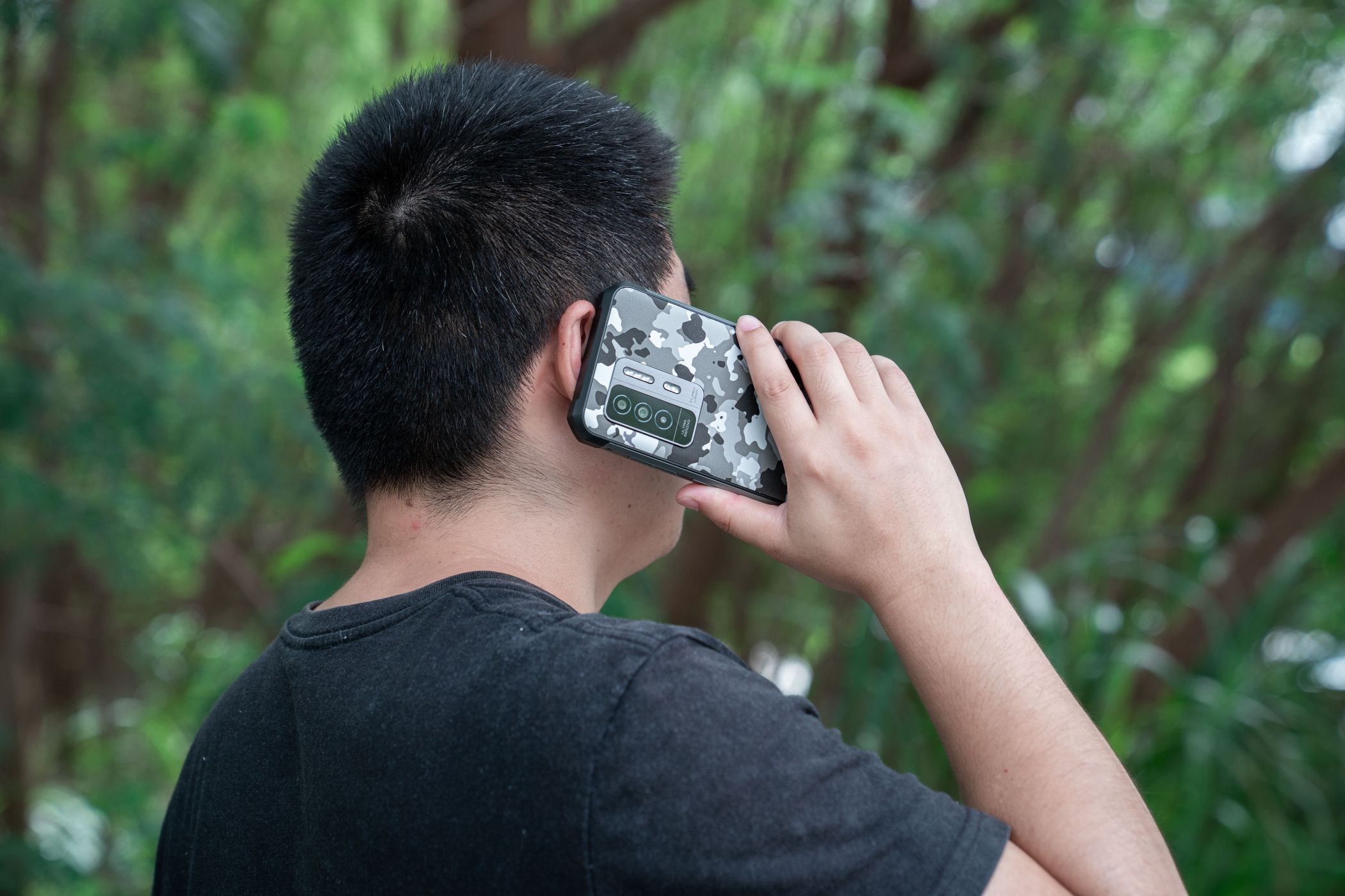 Hombre haciendo una llamada con el Oukitel WP27