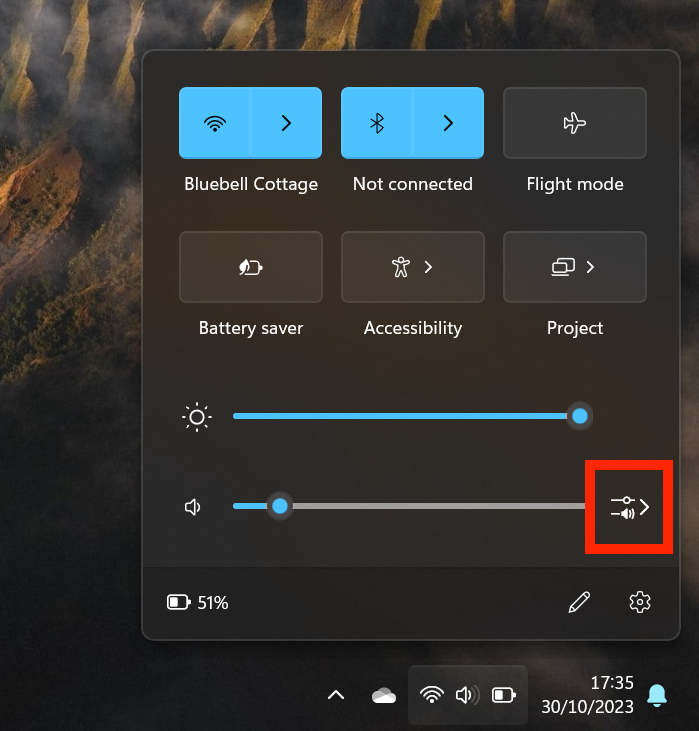 Windows 11 muestra la configuración de sonido en la bandeja del sistema