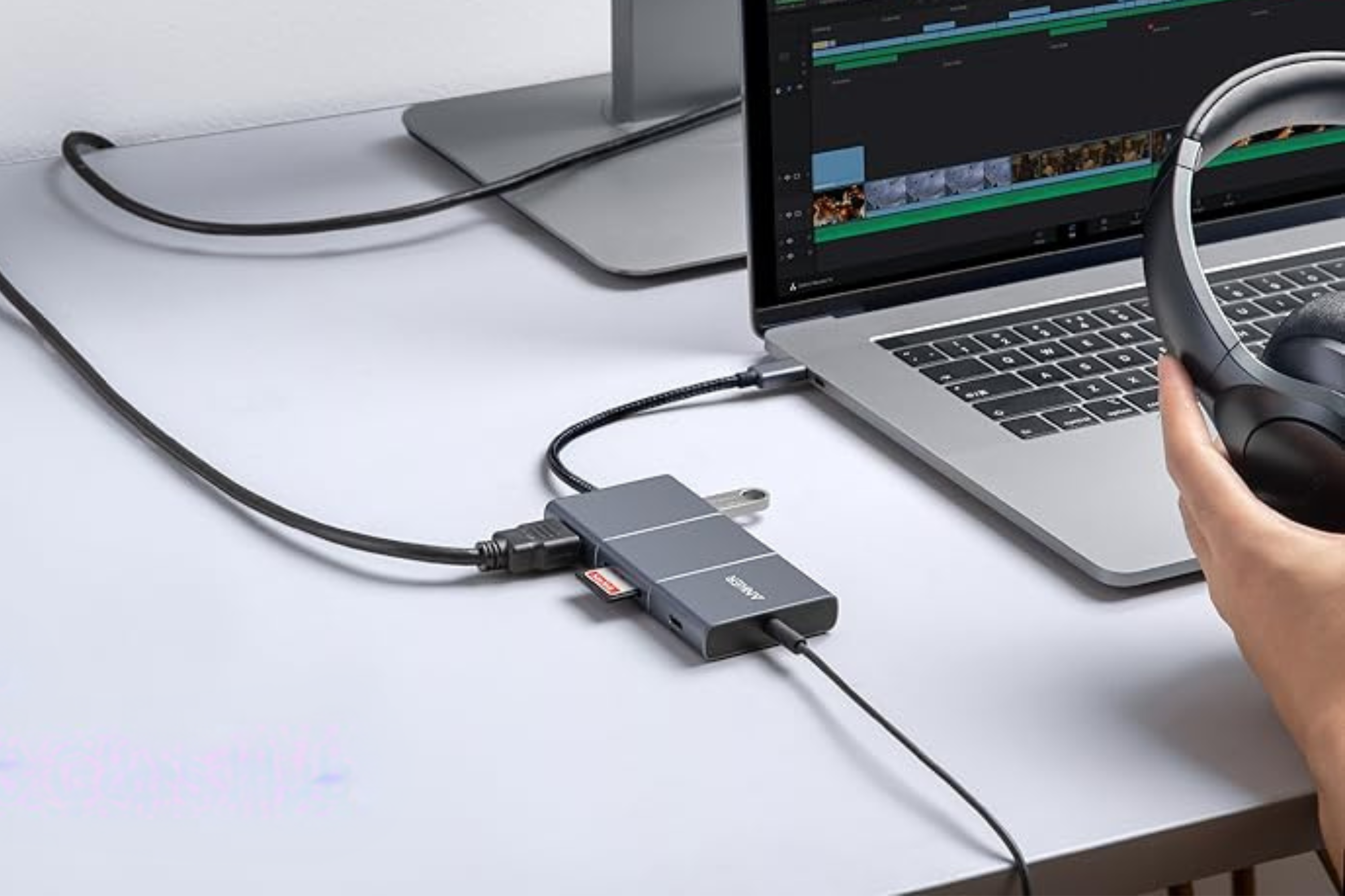 Anker PowerExpand 6-in-1 Adapter connected to computer 