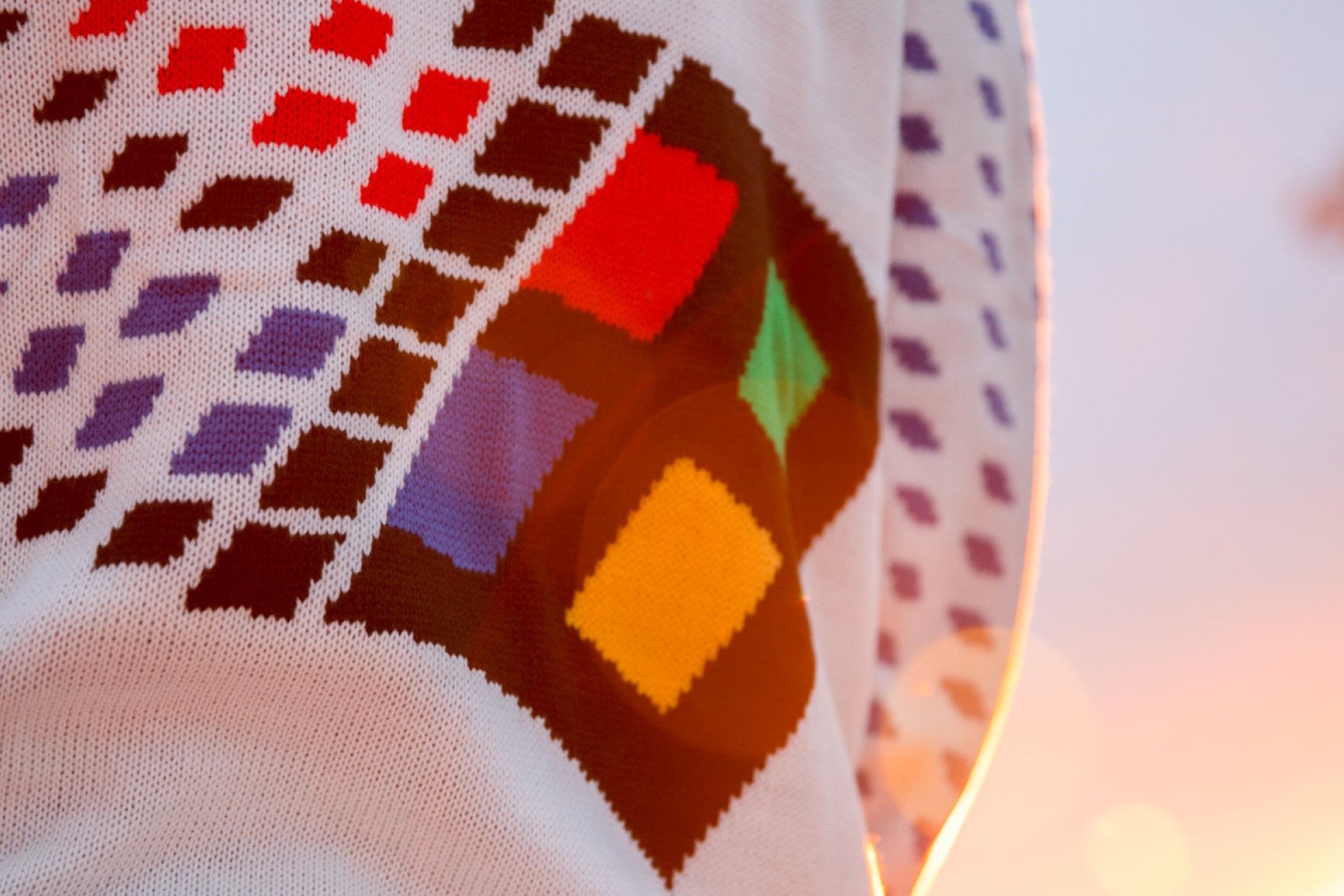 Un primer plano del logotipo de Windows 95 en el Windows Ugly Sweater de 2018