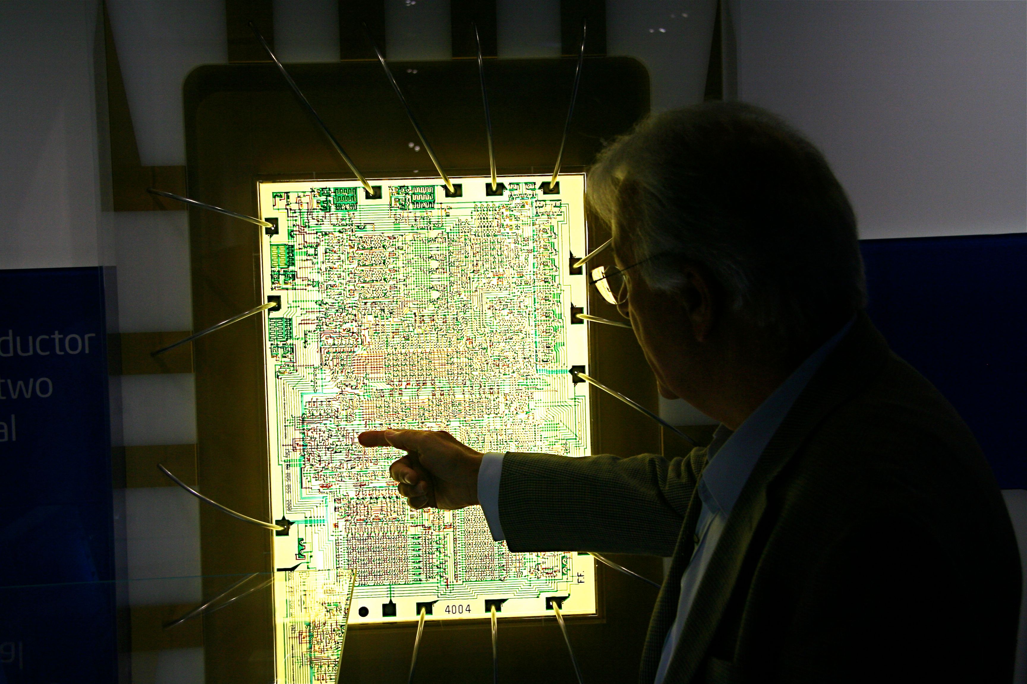 Federico Faggin de Intel, señalando un chip ampliado del Intel 4004