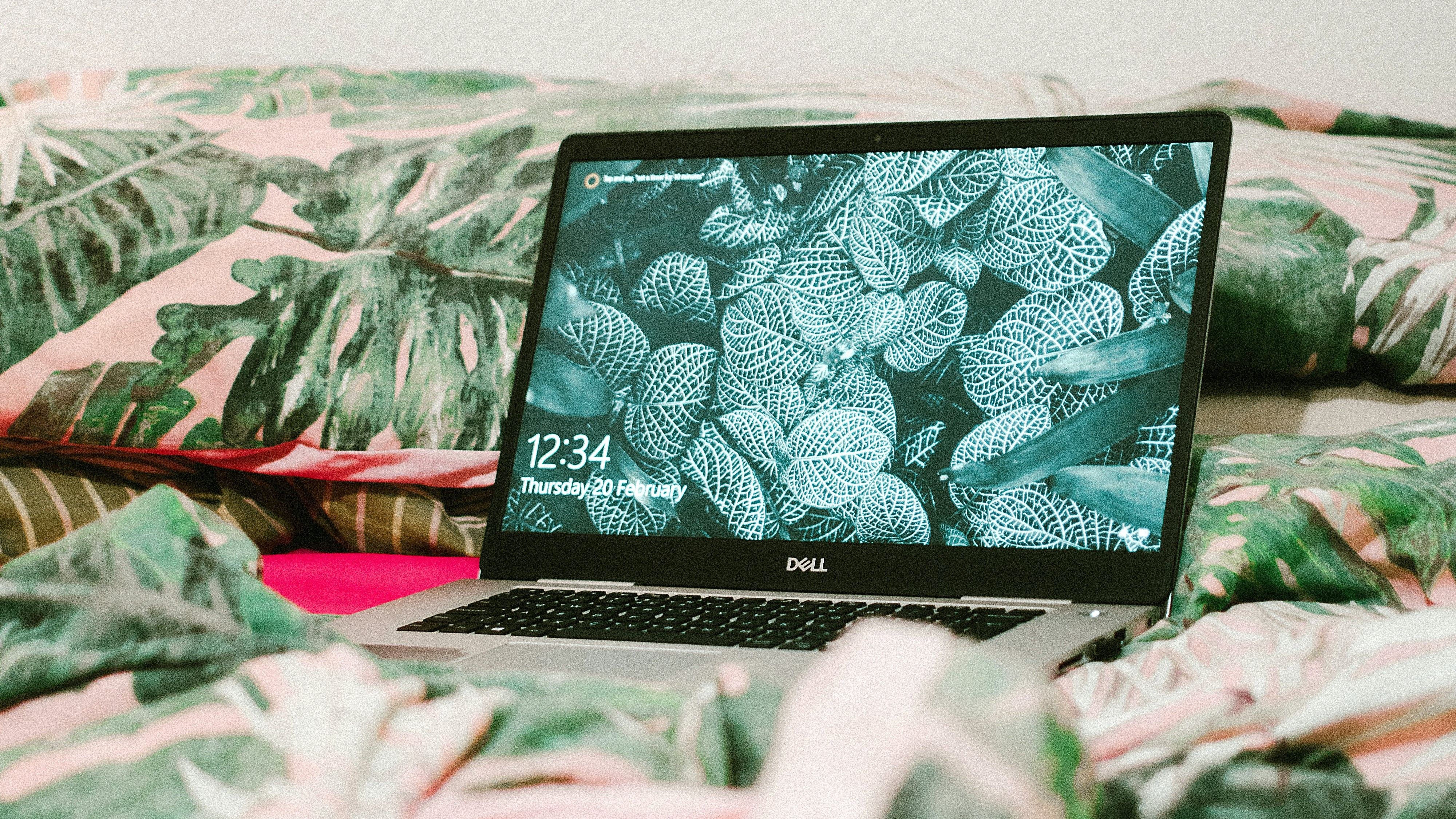 Portátil Dell con fondo con estampado floral