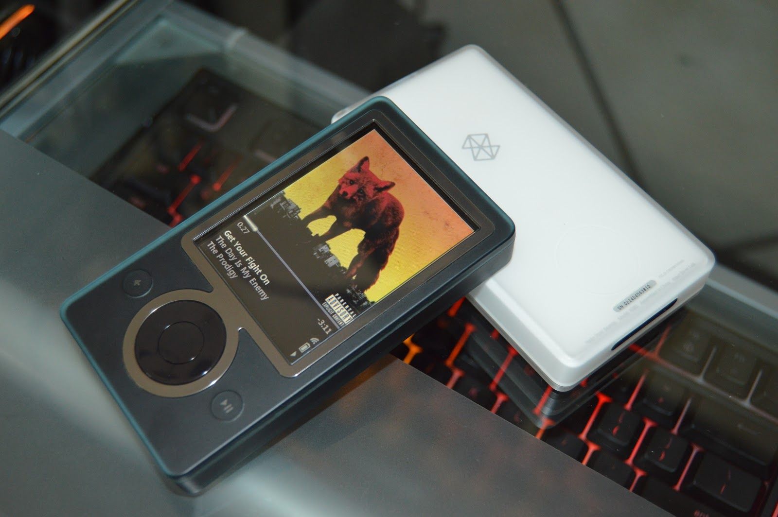 Una foto del Zune 30 reproduciendo música