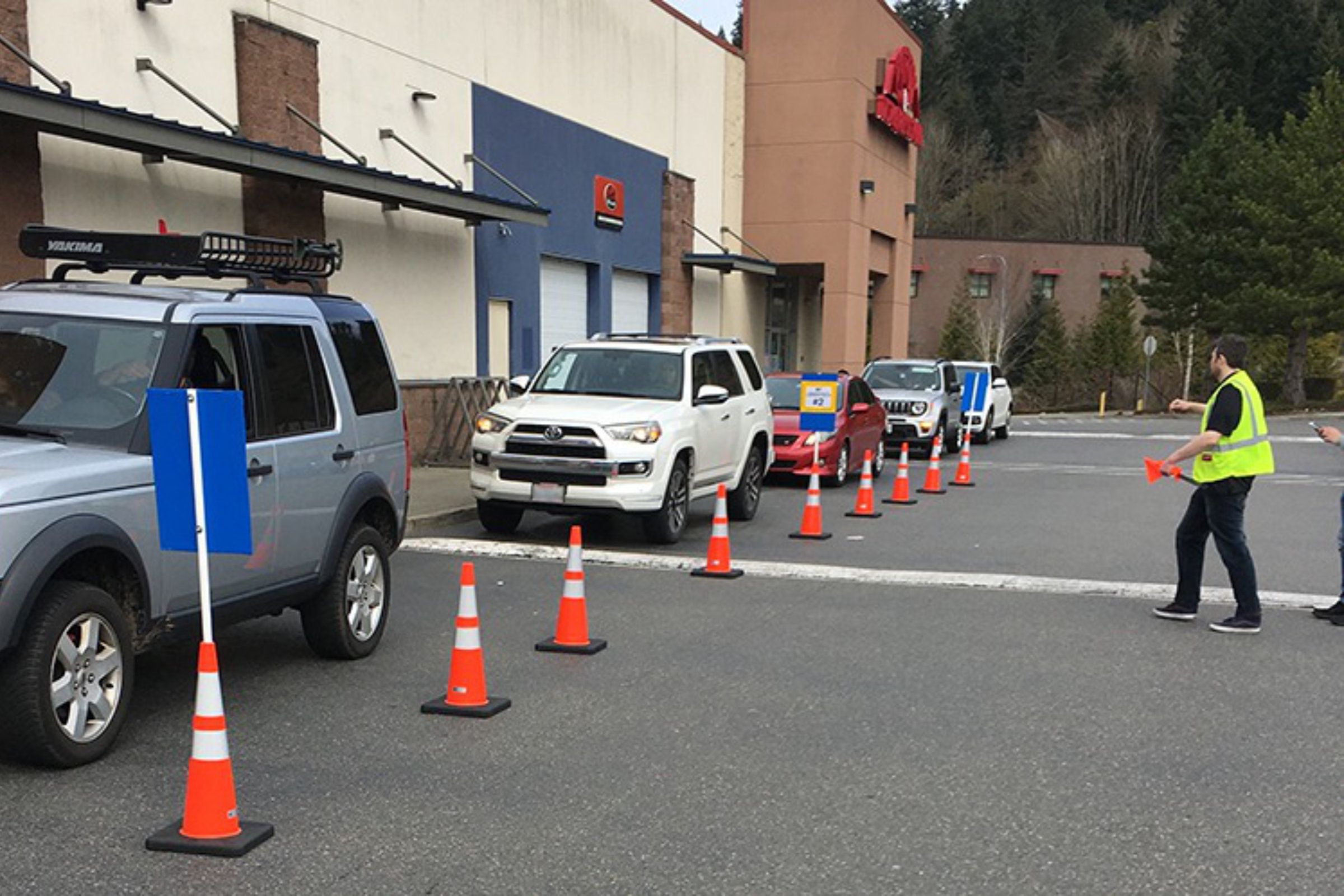 Línea de vehículos que utilizan la recogida en la acera de Best Buy