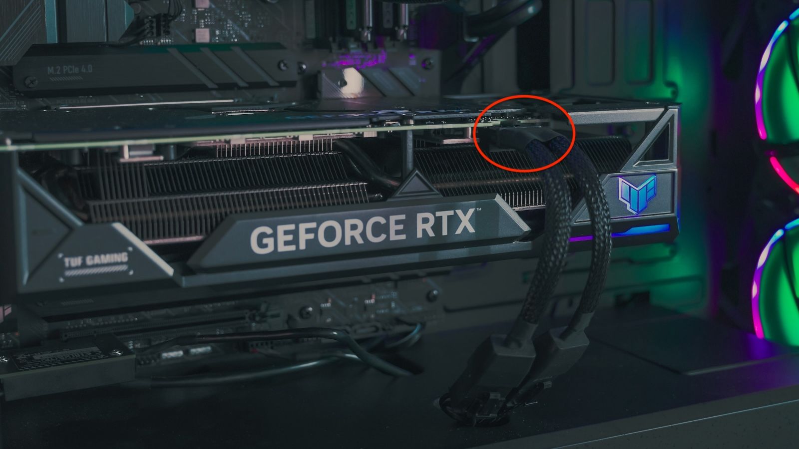 GPU Nvidia GeForce RTX con cables de alimentación PCIe conectados