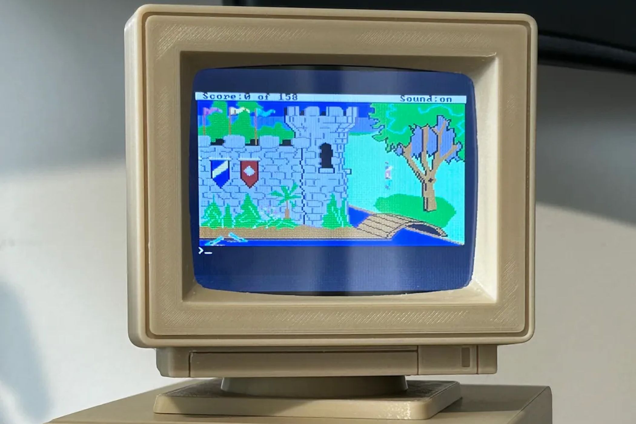 Ретро-компьютер Raspberry Pi играет в King's Quest