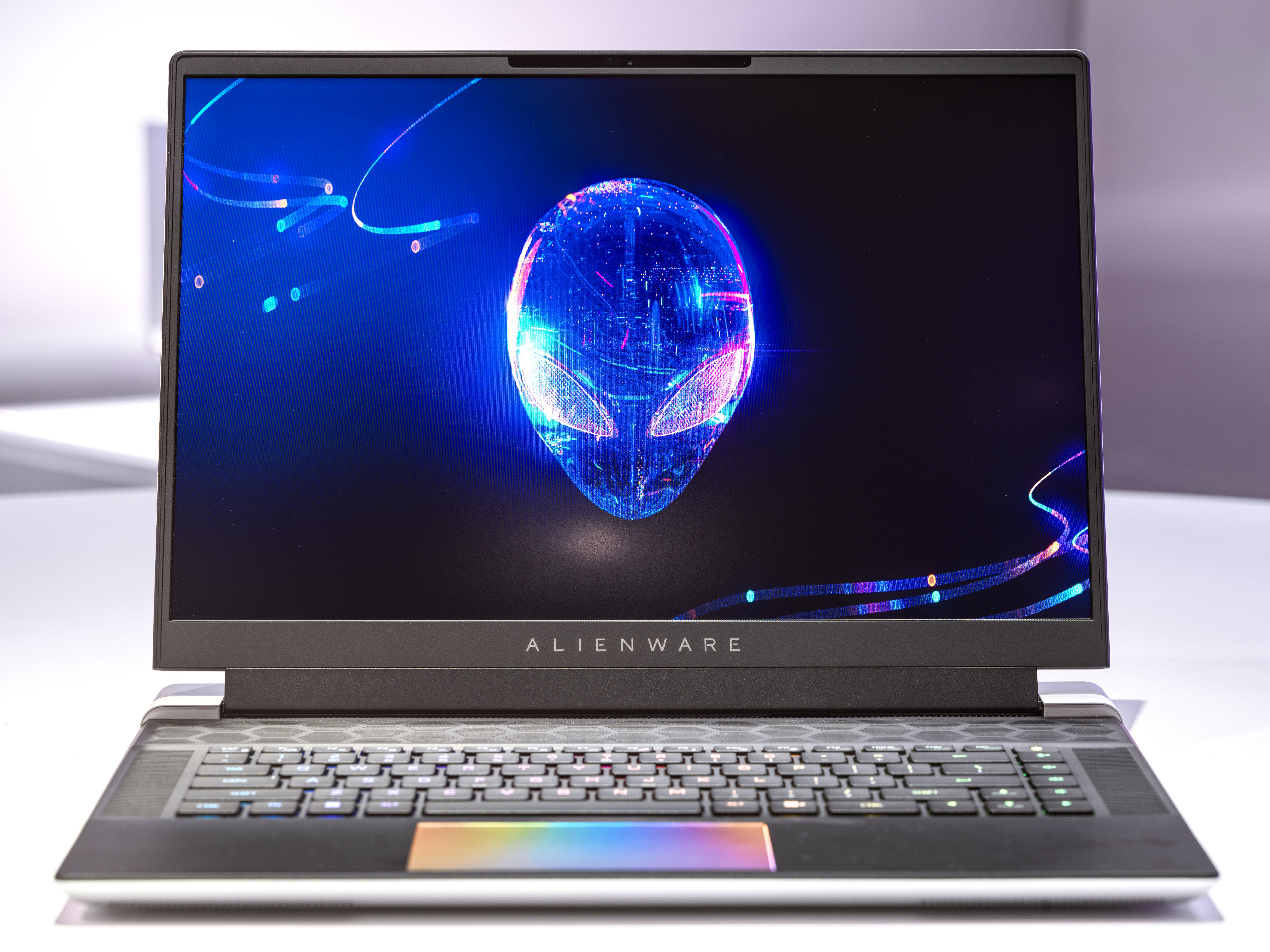Der neueste Laptop von Alienware verfügt über eine Stealth-Modus-Taste, um Ihre Augen und Ohren vor Lüftergeräuschen und RGB-Wahnsinn zu schützen