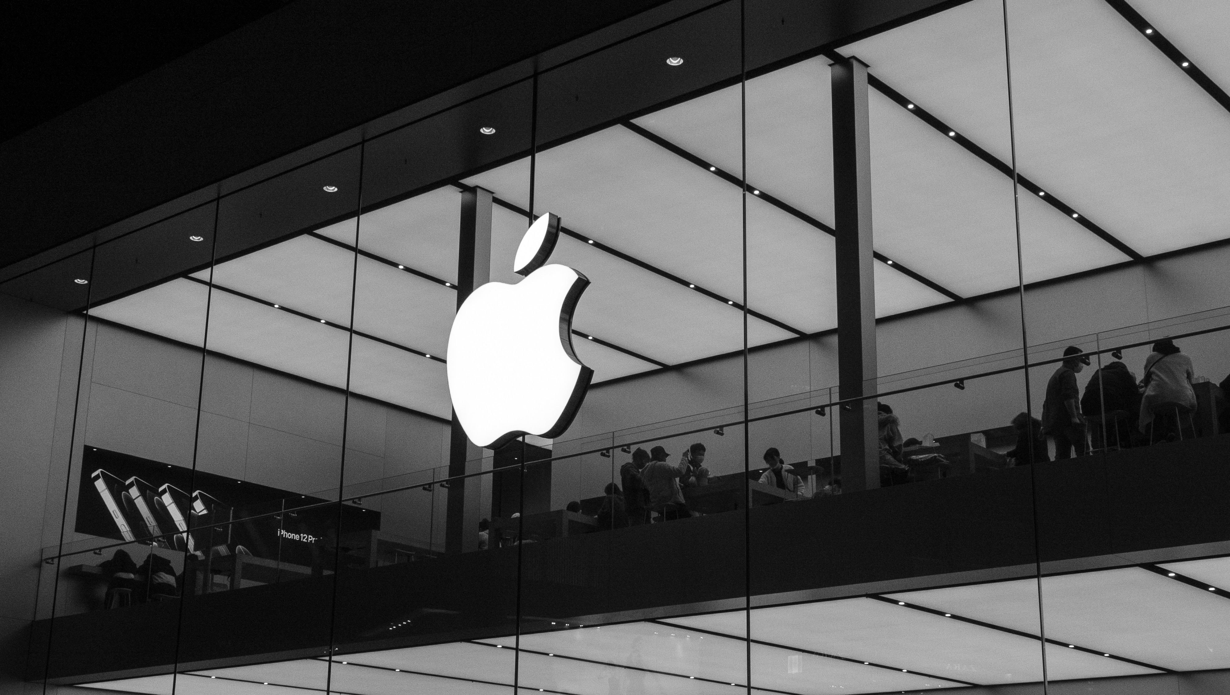 Uma imagem do logotipo da Apple na parte externa de uma Apple Store.