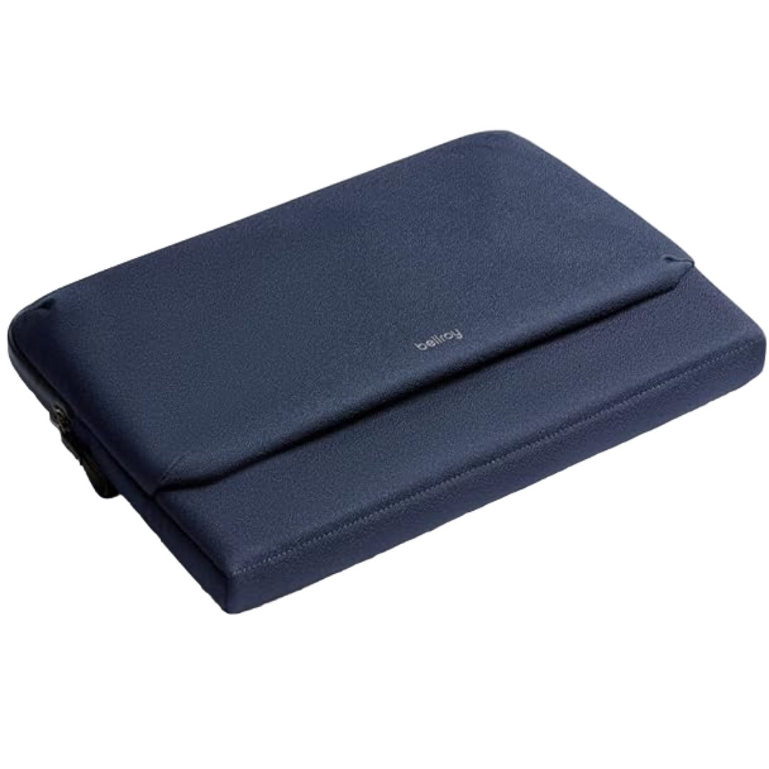 Representación del estuche para computadora portátil Bellroy Laptop Caddy en azul marino