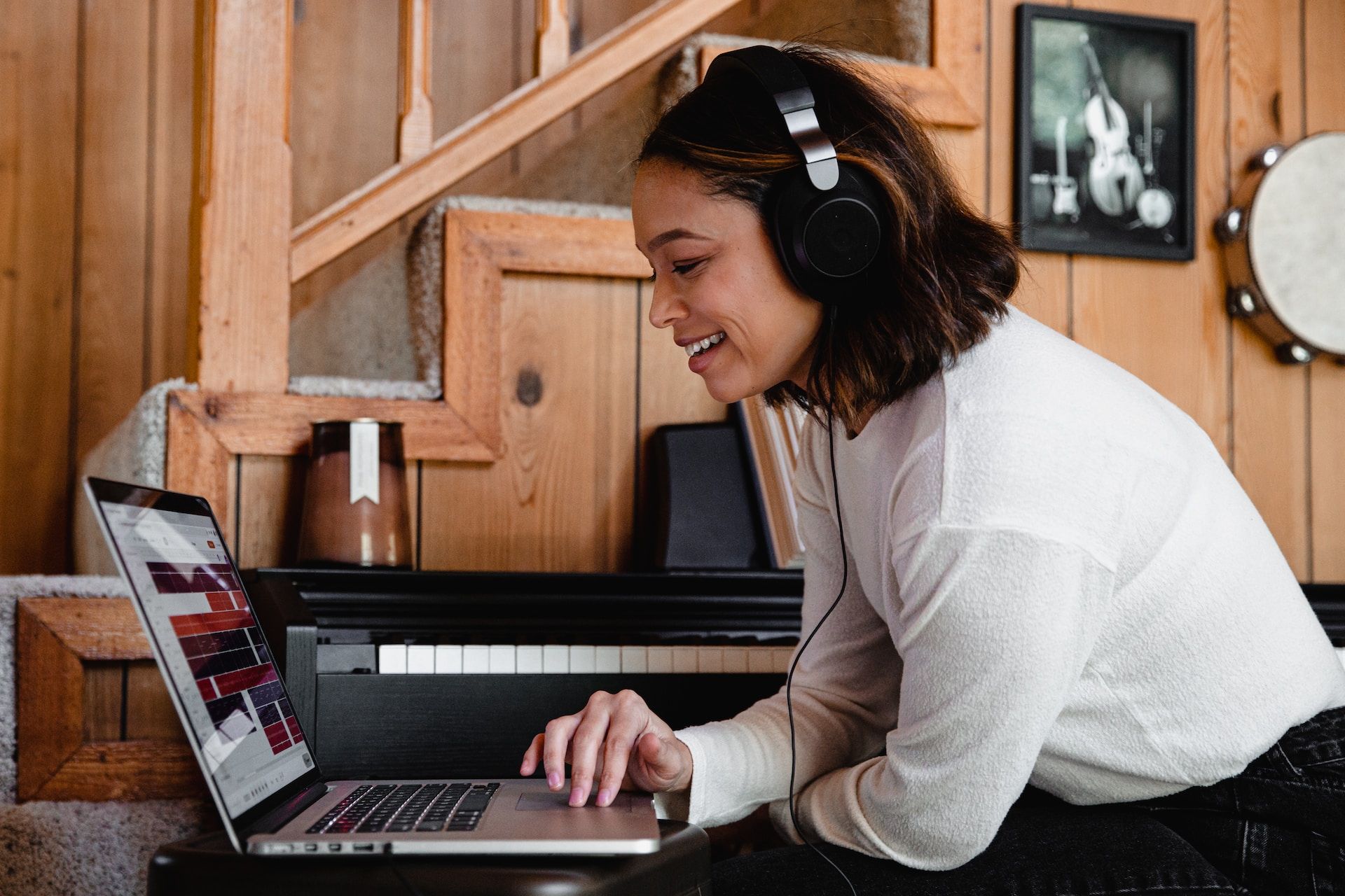 Persona que utiliza una computadora portátil con auriculares