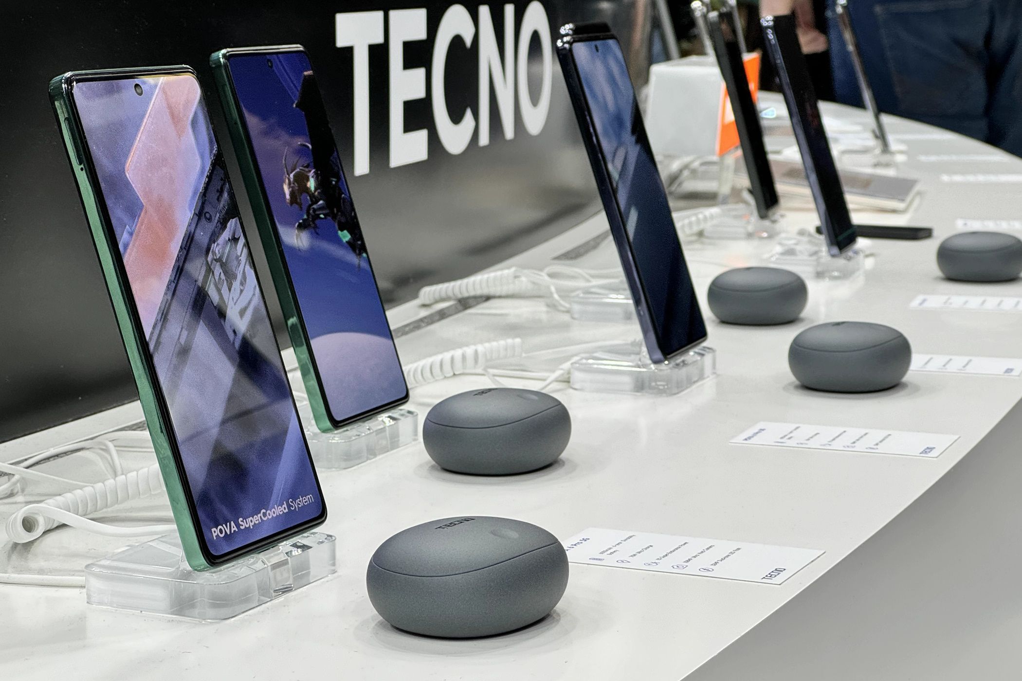 Productos Tecno en exposición en el MWC