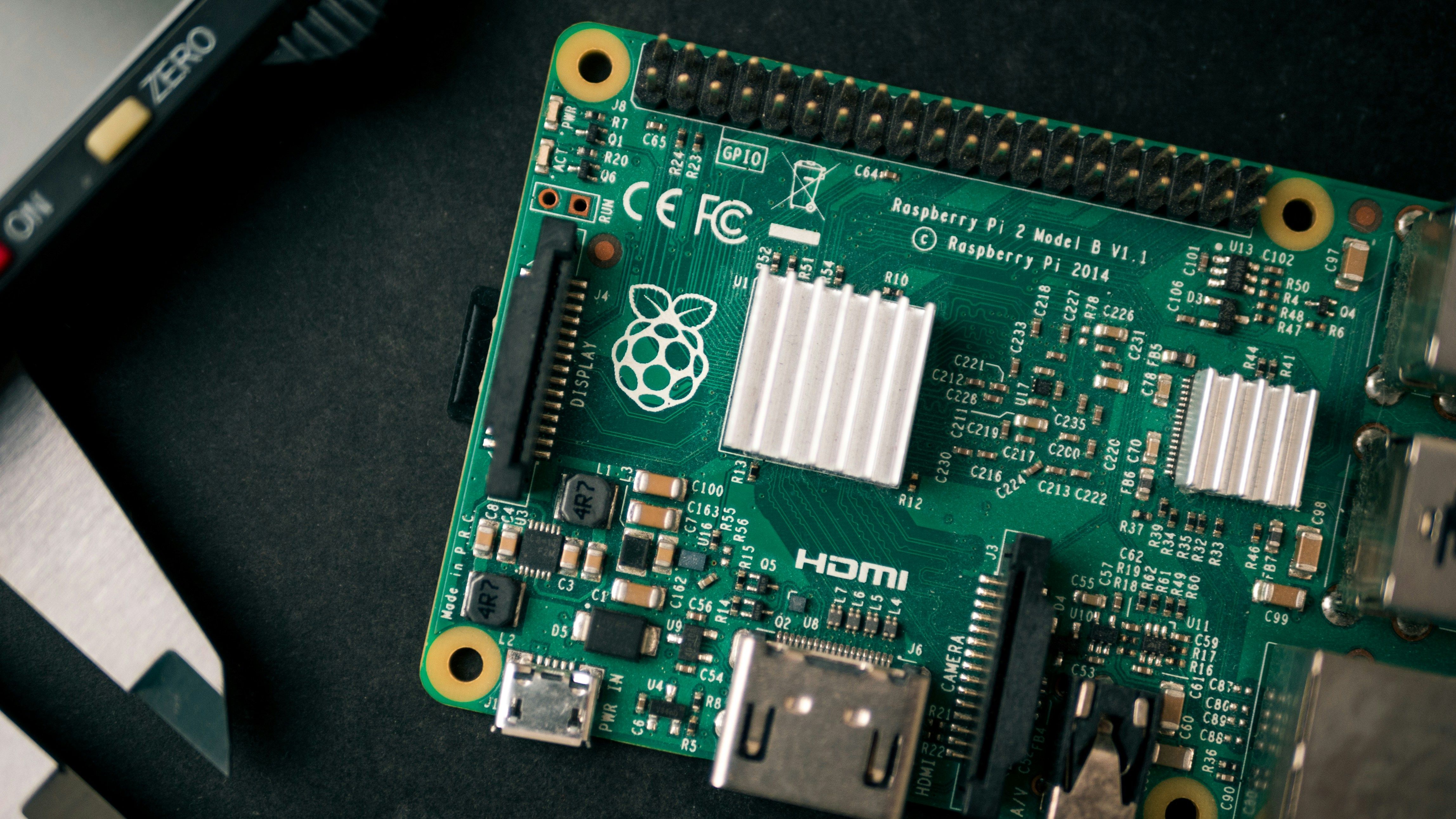 Imagen de arriba hacia abajo de un modelo 2 de Raspberry Pi.