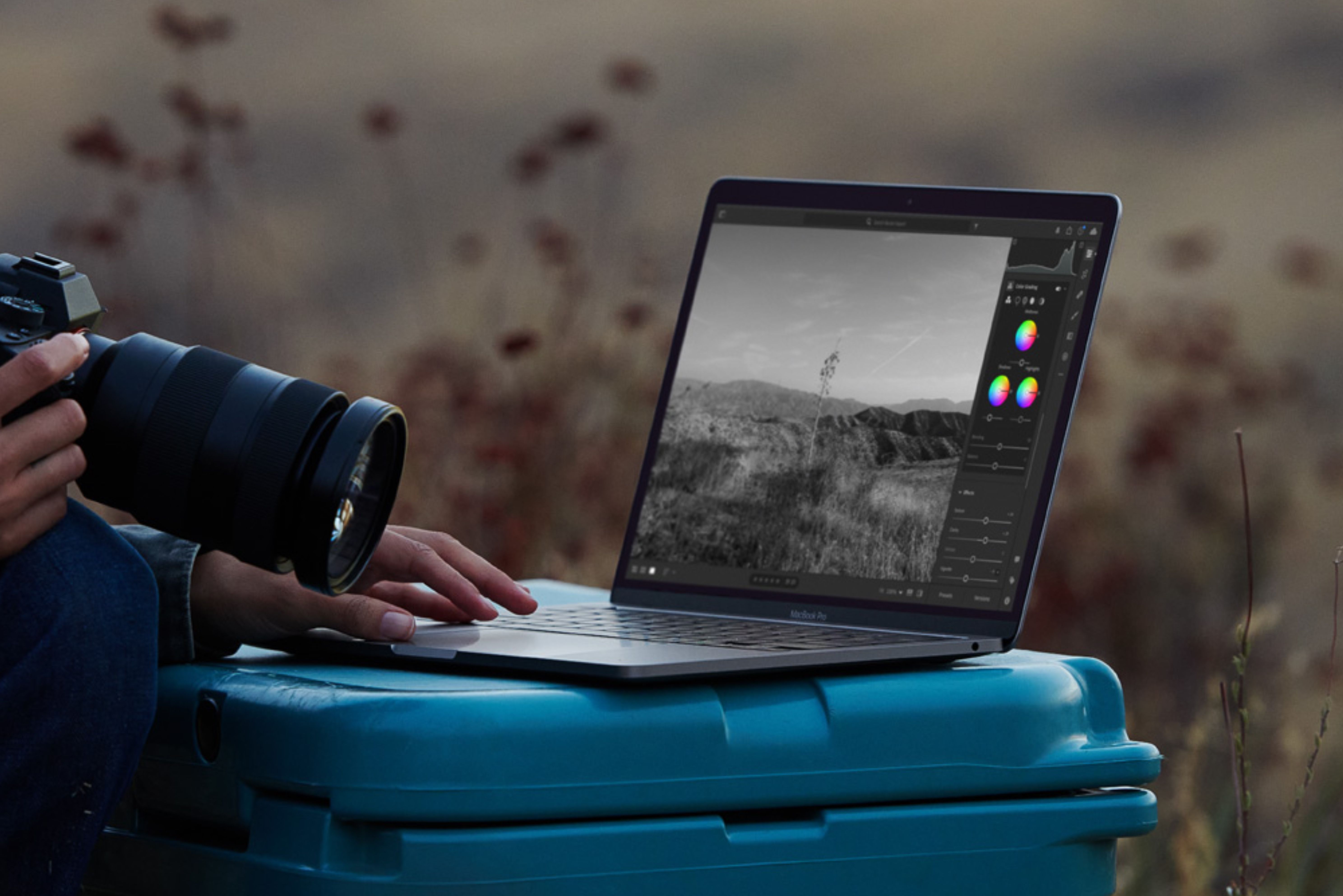 Fotograf korzystający z MacBooka Air M1.