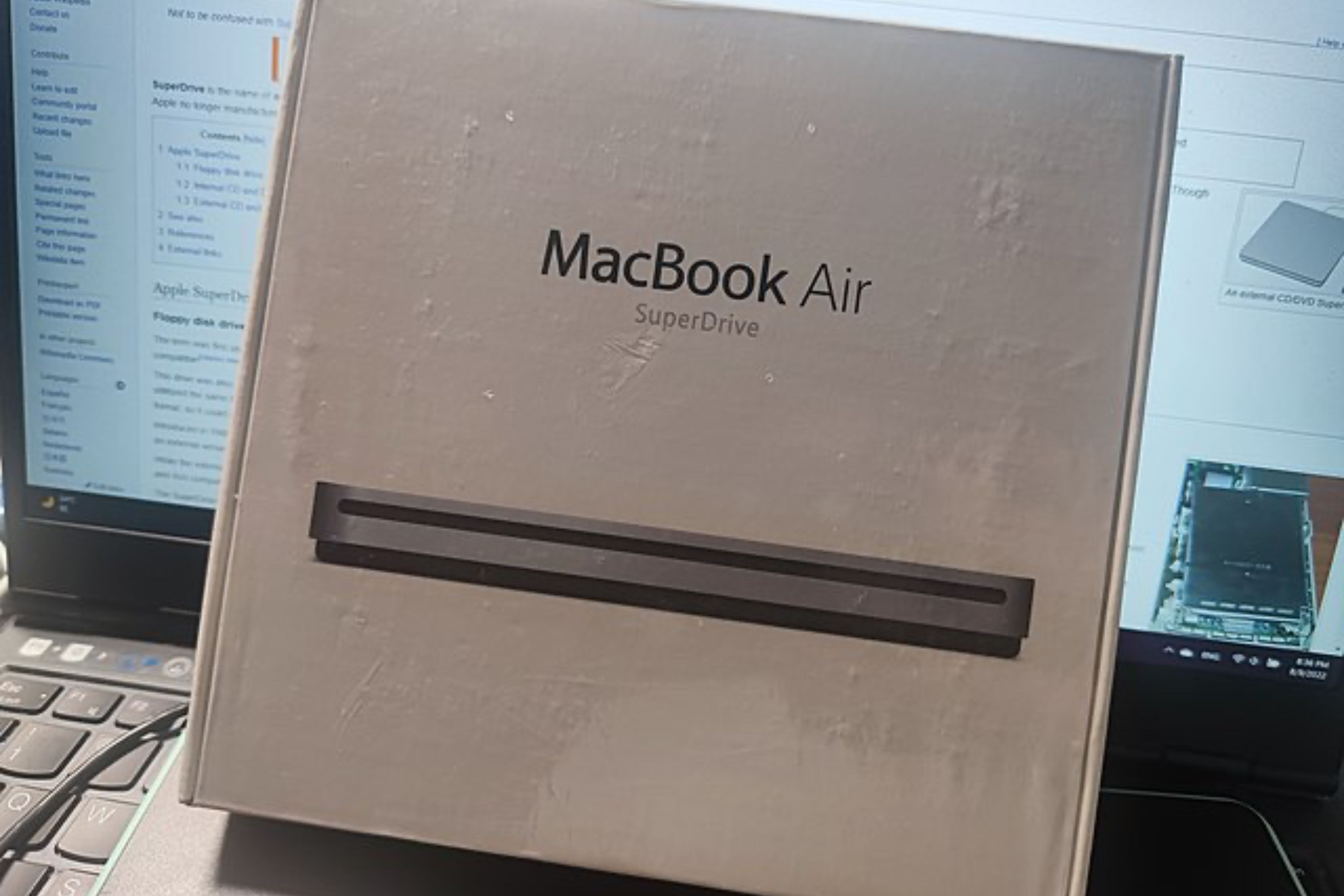 The box for a MacBook Air SuperDrive.