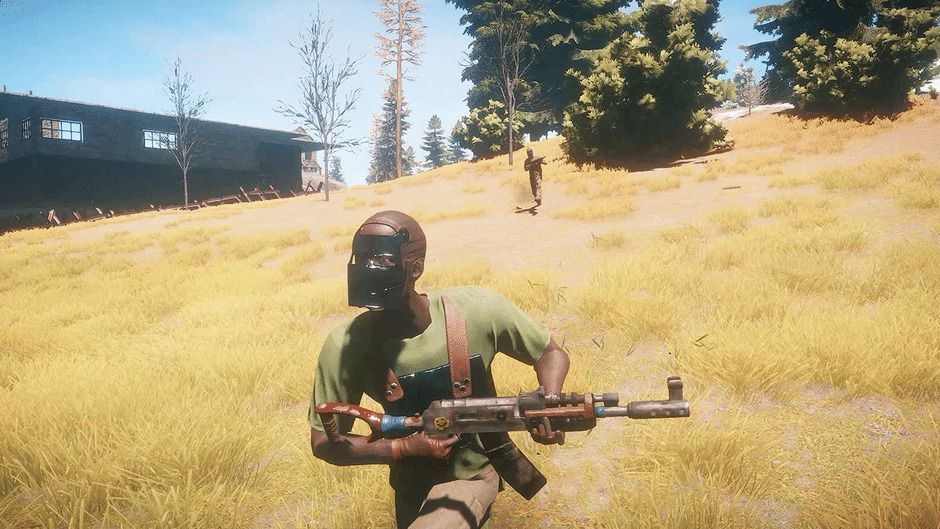Мужчина в шлеме с винтовкой в ​​видеоигре Rust.