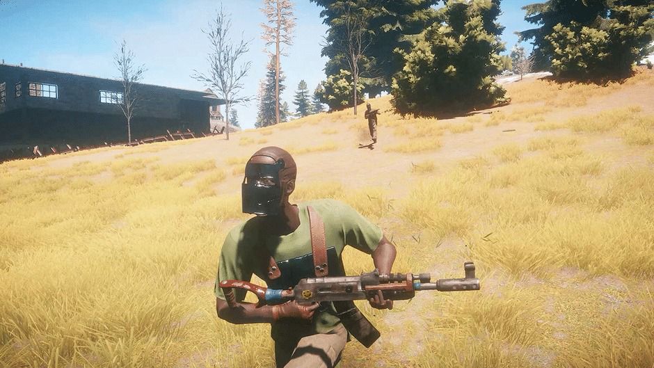 Un hombre que lleva un casco y lleva un rifle en el videojuego Rust.