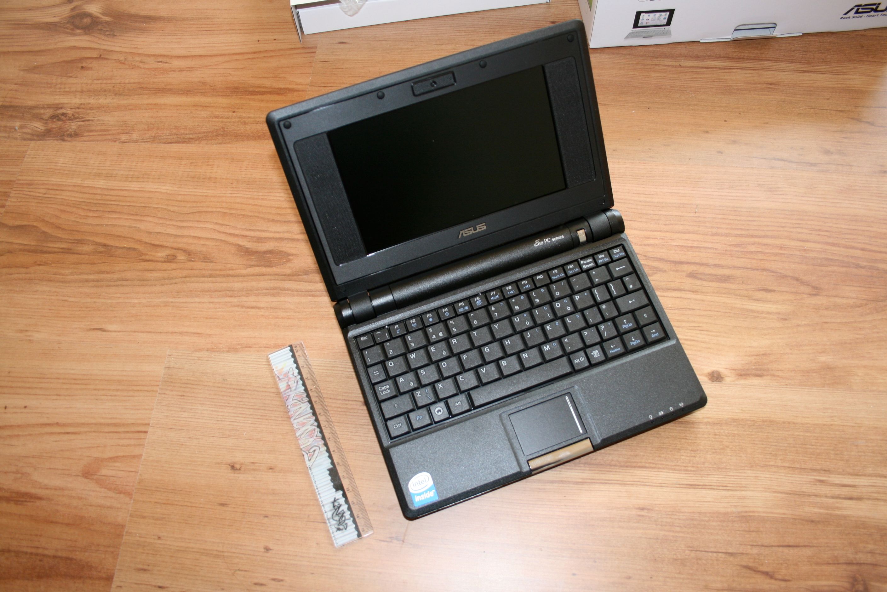 Una imagen de una Asus EEE PC con una regla.