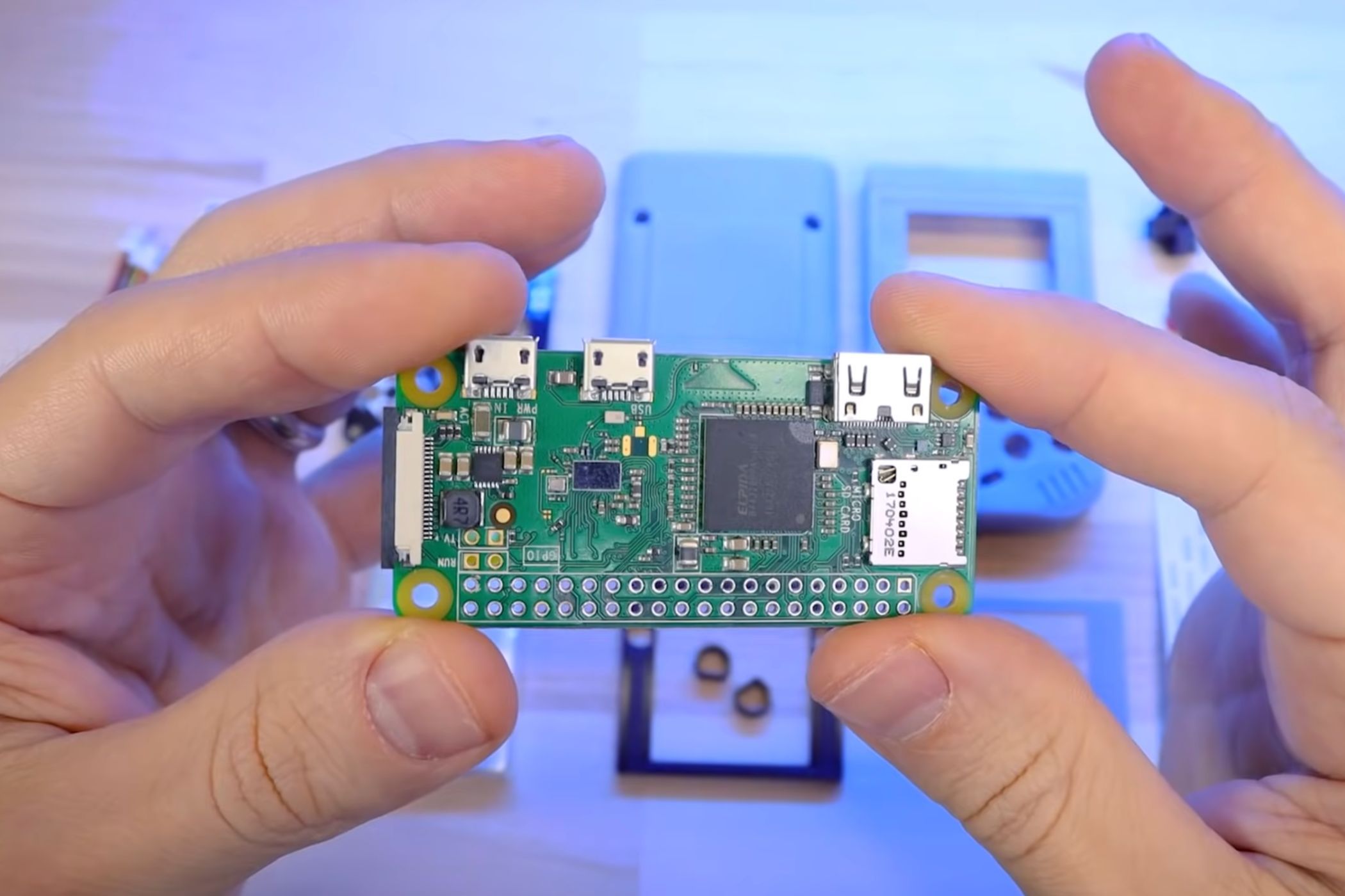 Una imagen que muestra a una persona sosteniendo un módulo Raspberry Pi en su mano.