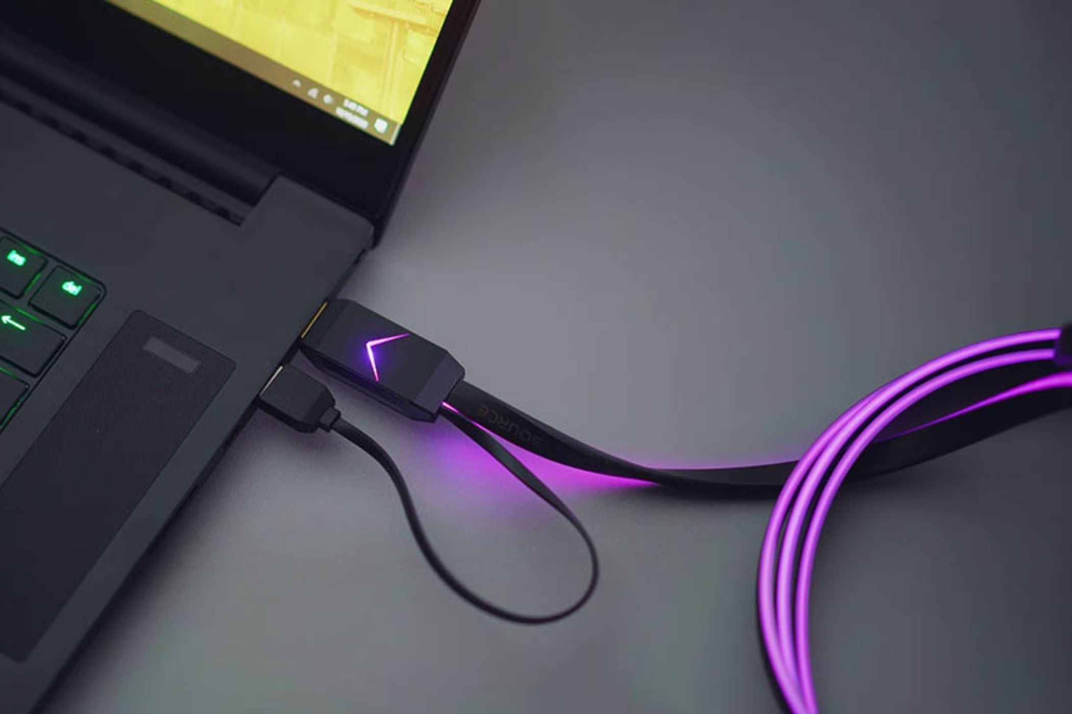 Изображение RGB HDMI-кабелем, подключенным к ноутбуку.