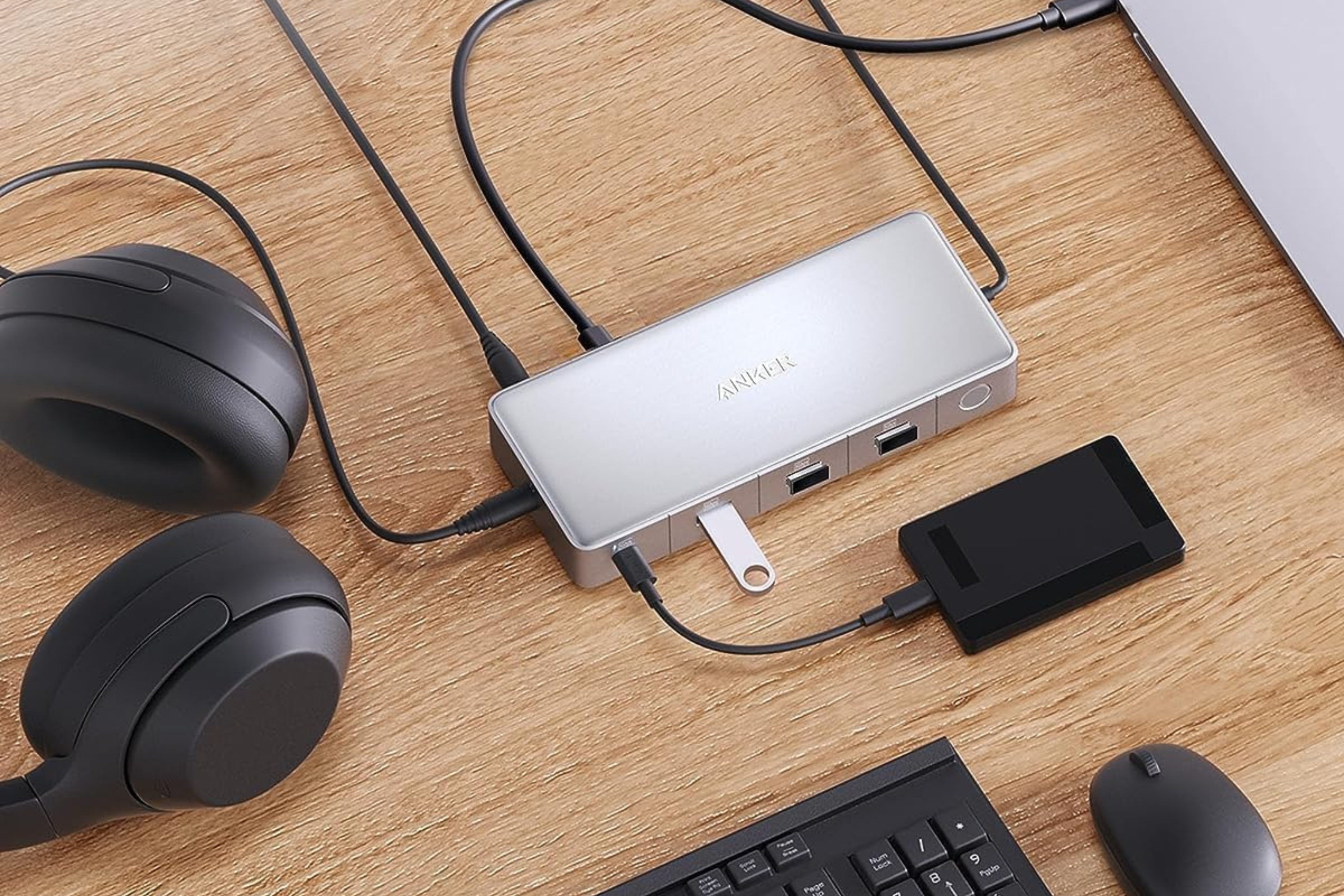 Devices plugged into Anker 553 USB-C Docking Station