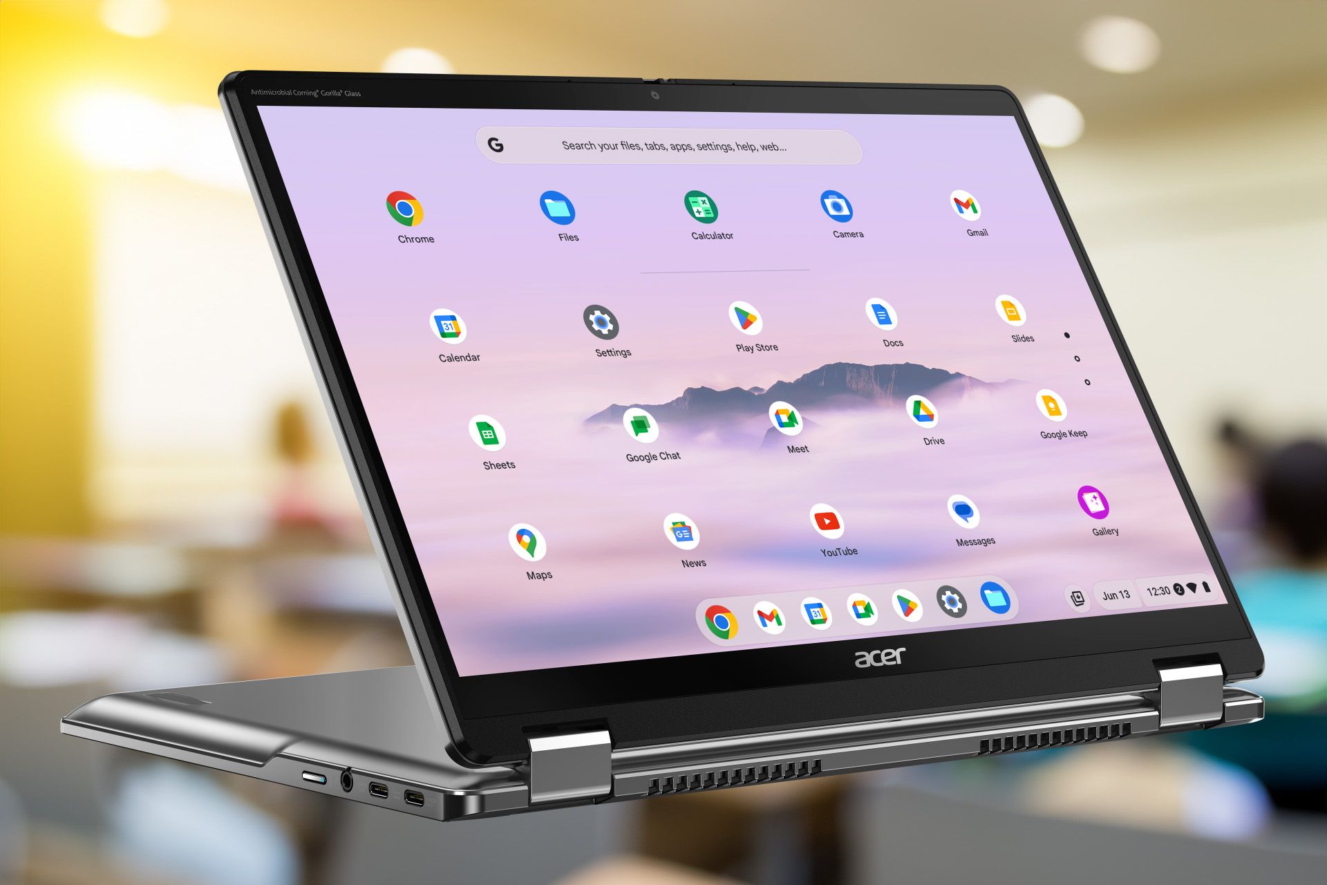 Acer Chromebook Plus Enterprise Spin 514 en modo tienda con un aula borrosa al fondo