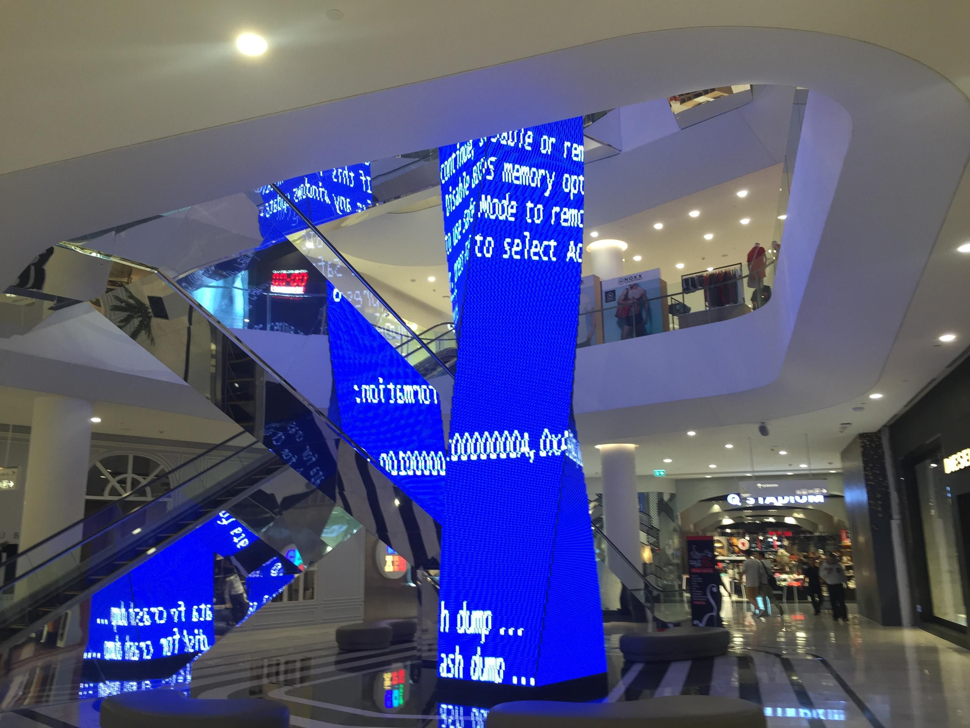 BSOD en la pantalla de un pilar de un centro comercial