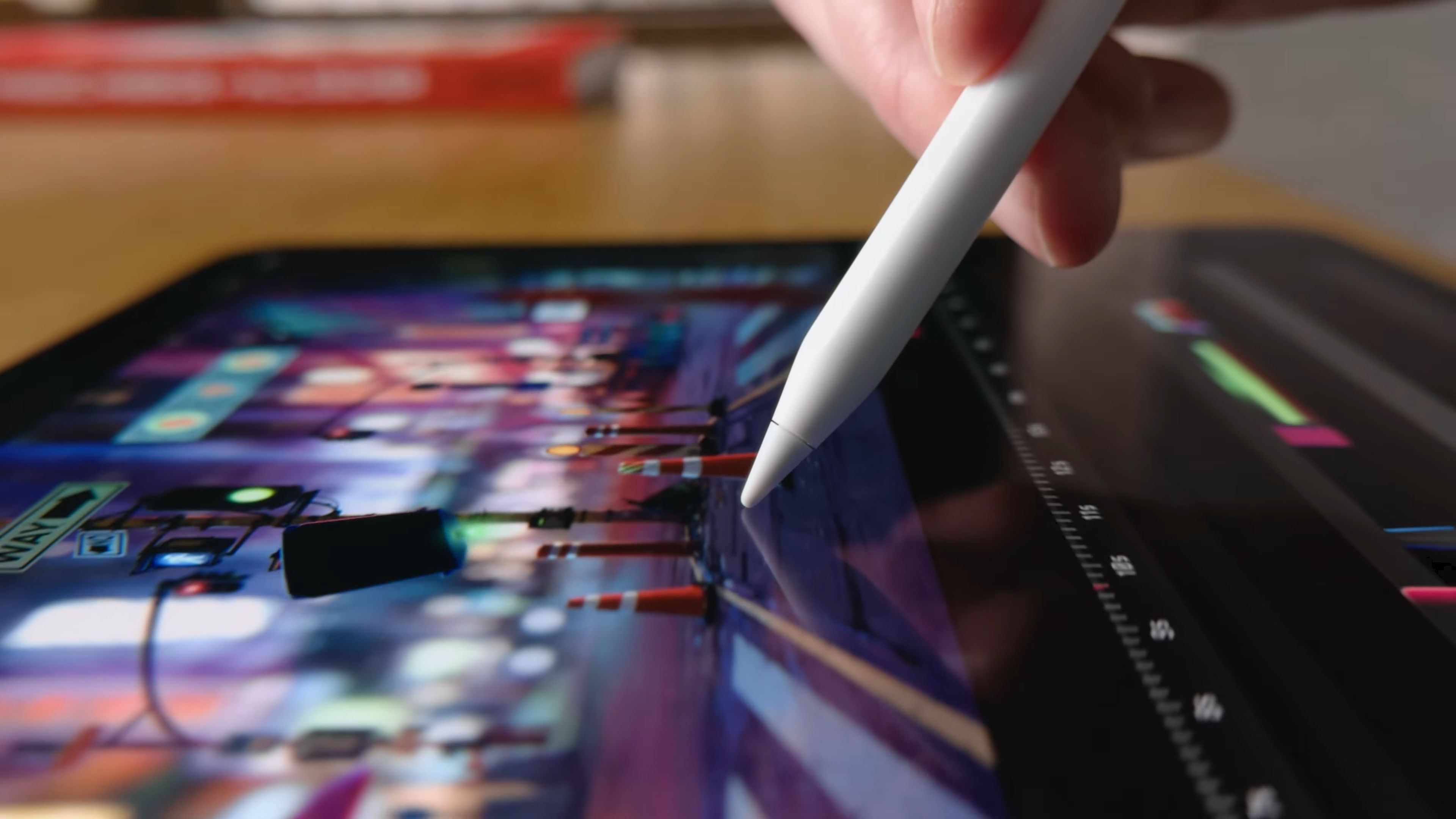 Primer plano de un Apple Pencil en uso con un iPad Pro