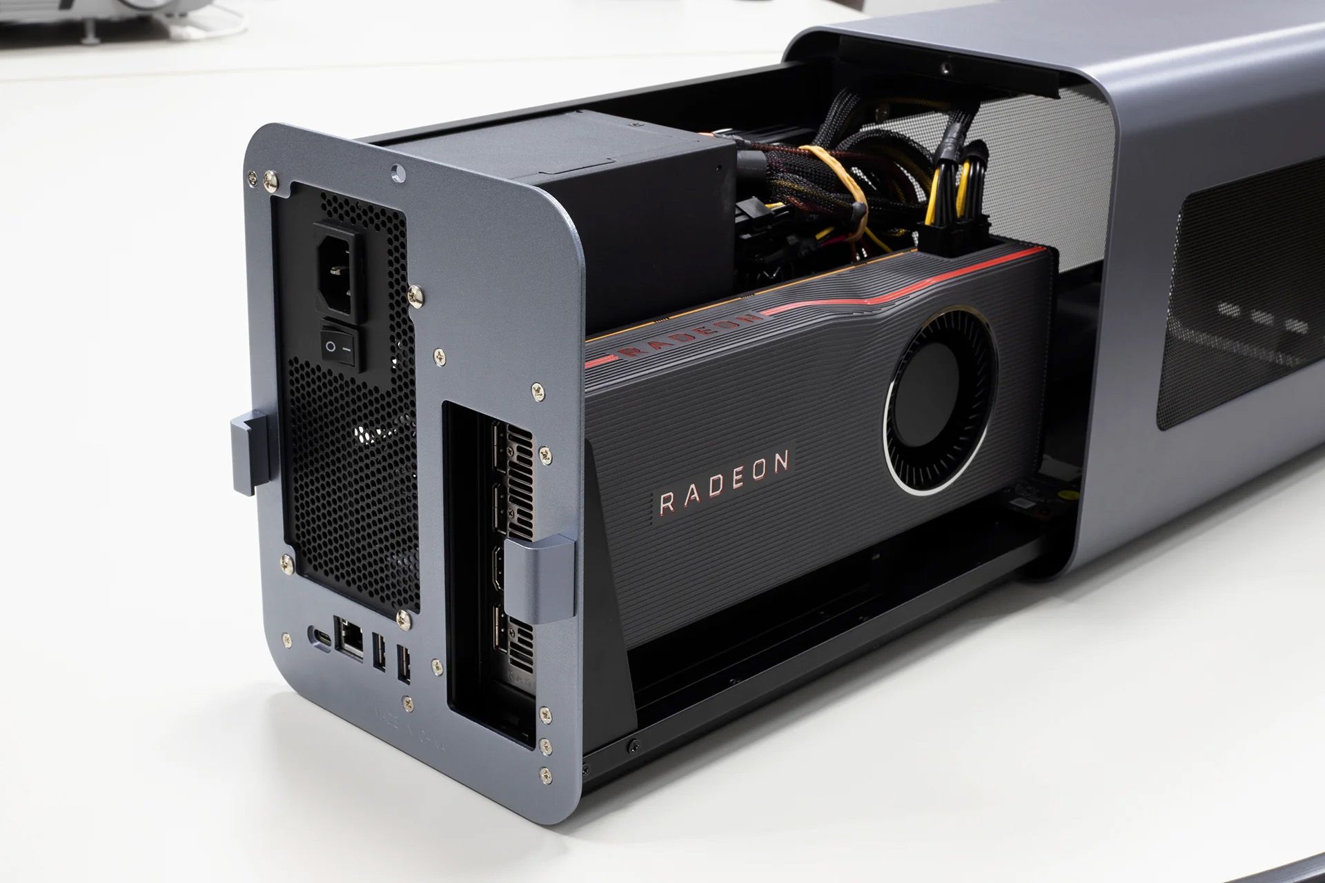 Una carcasa Mantiz Saturn eGPU con una GPU AMD Radeon instalada