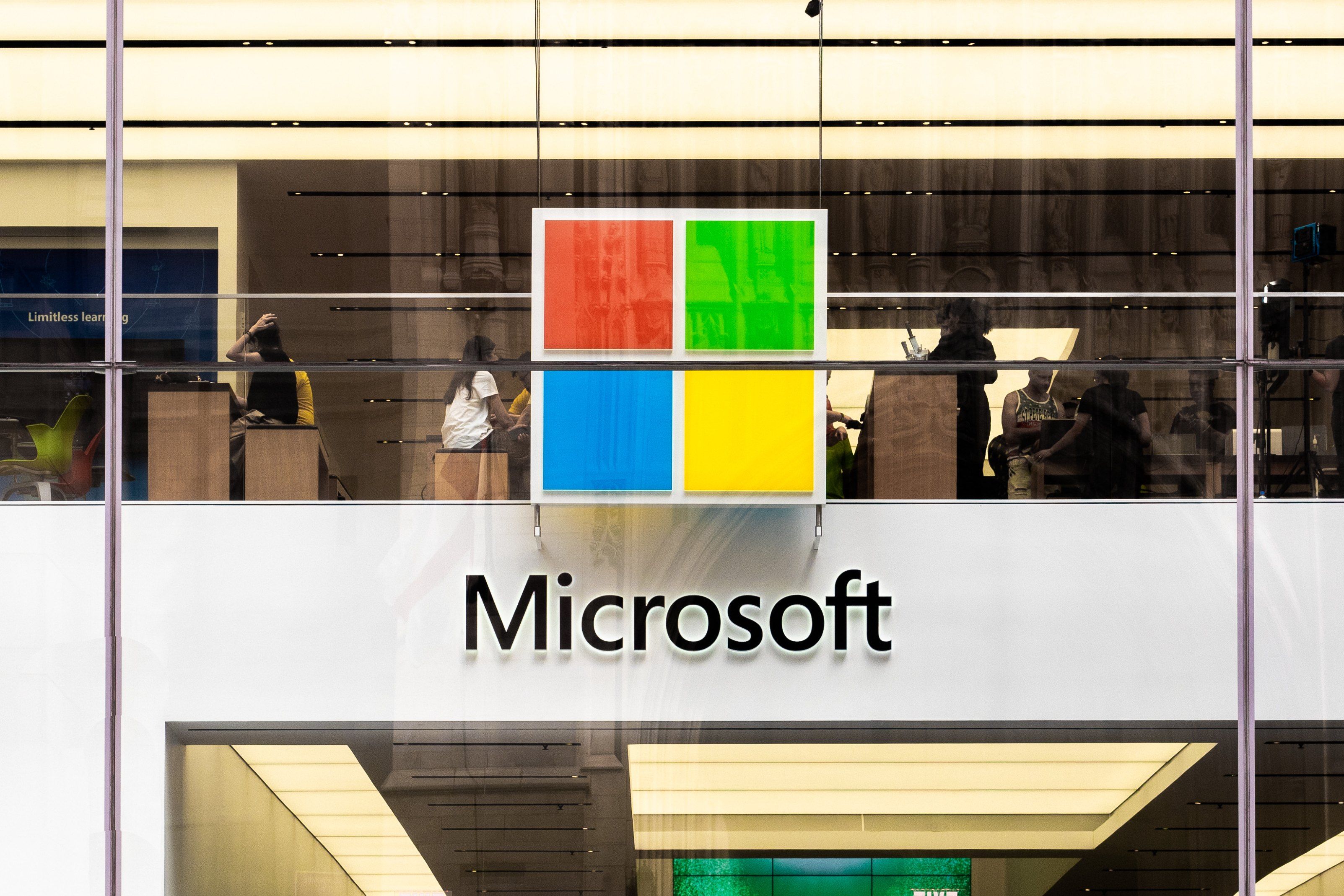 Logotipo de Microsoft en el lateral de un edificio