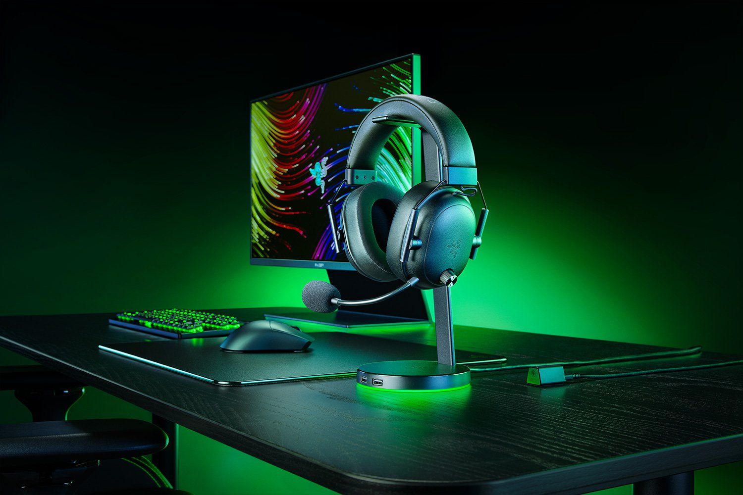 Auriculares Razer Blackshark delante del ordenador