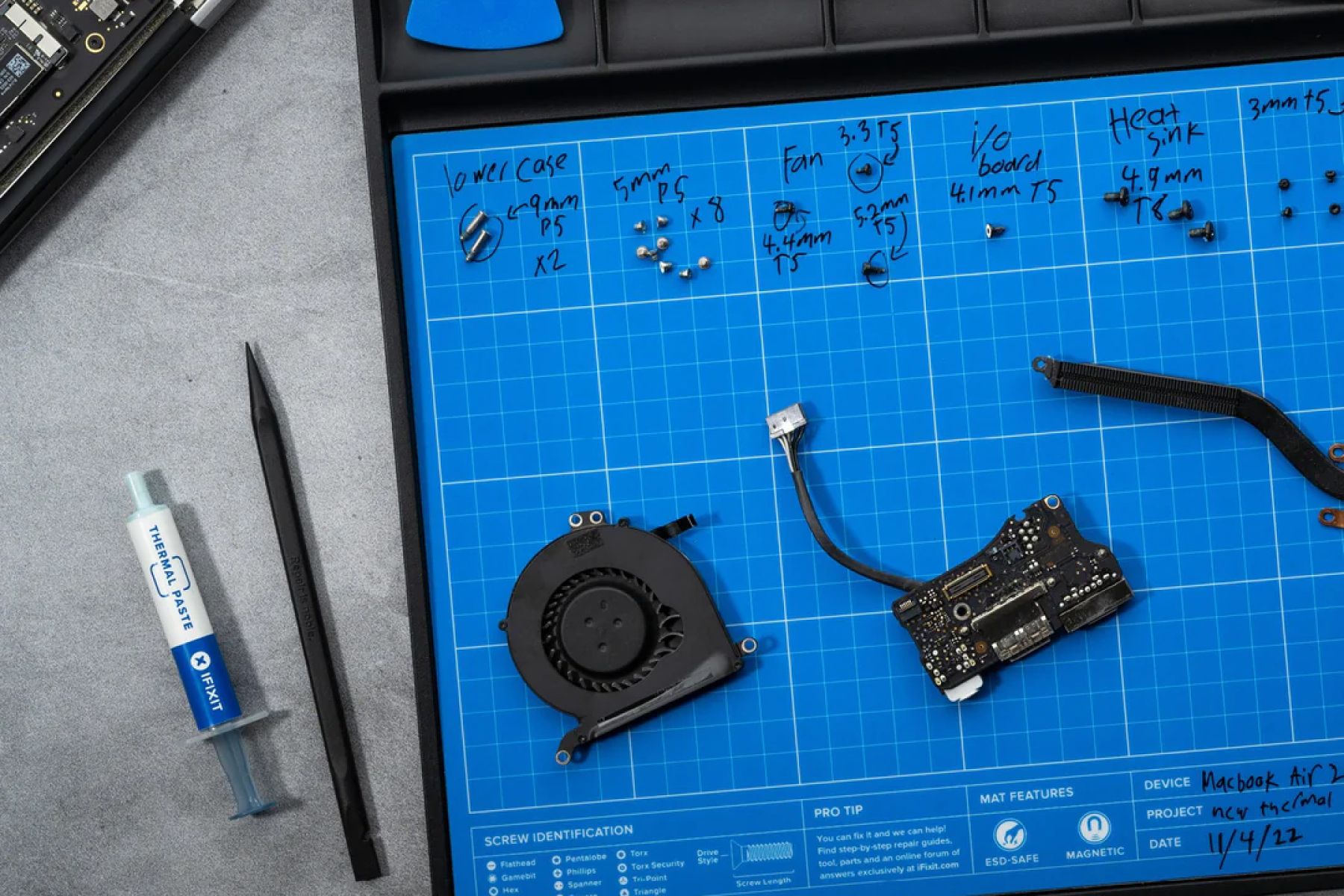 Una imagen de estilo de vida de FixMat de iFixit