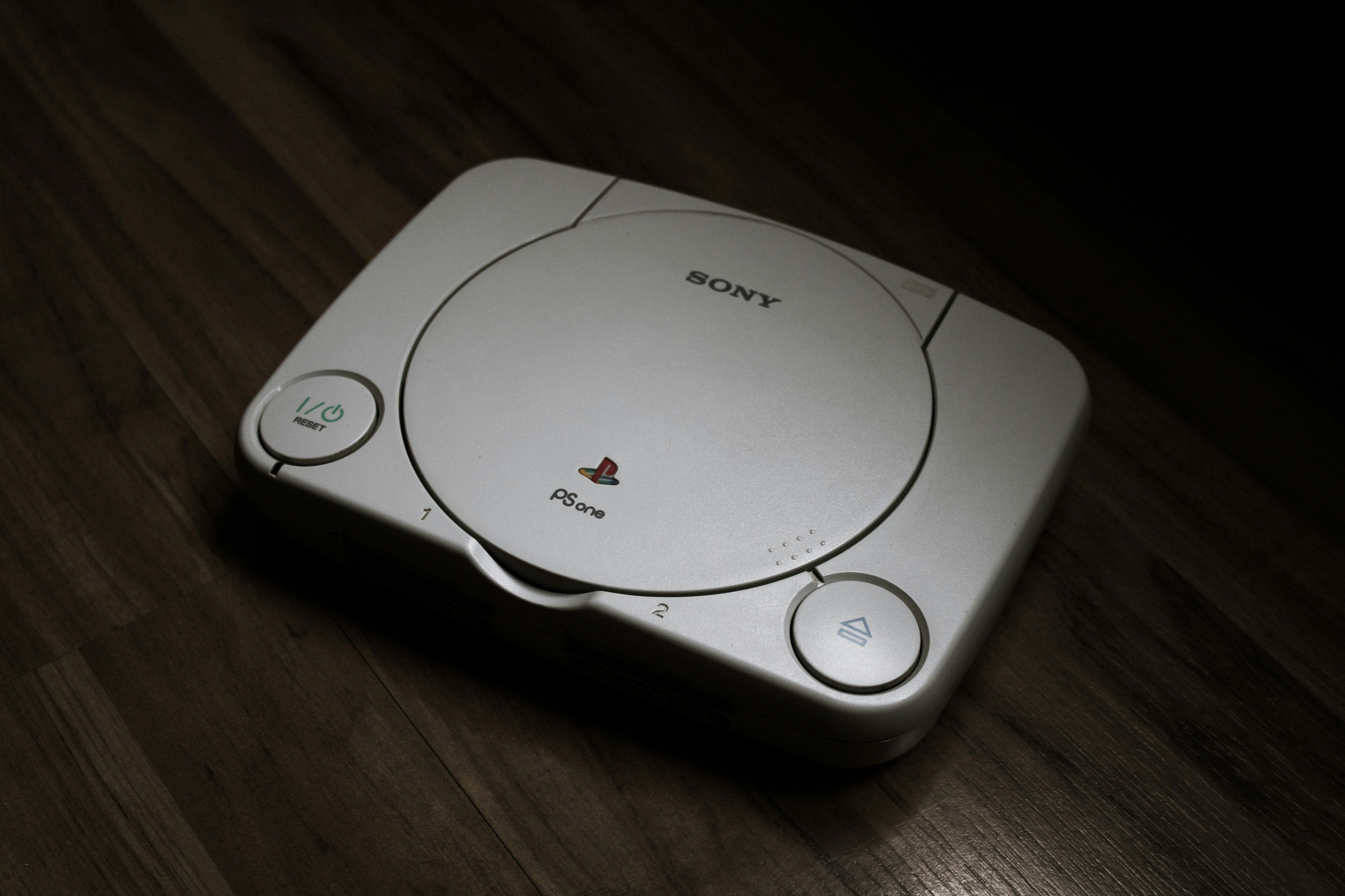 PlayStation 1 sobre suelo de madera