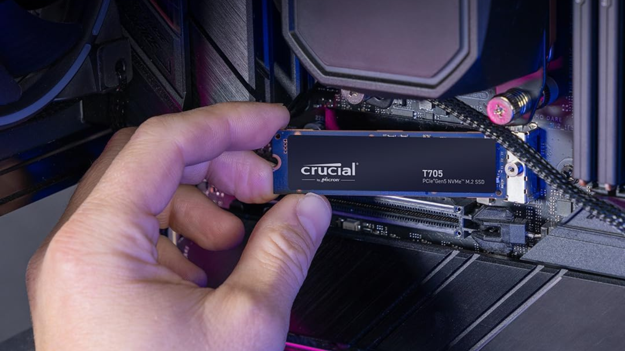 Persona instalada SSD Crucial T705