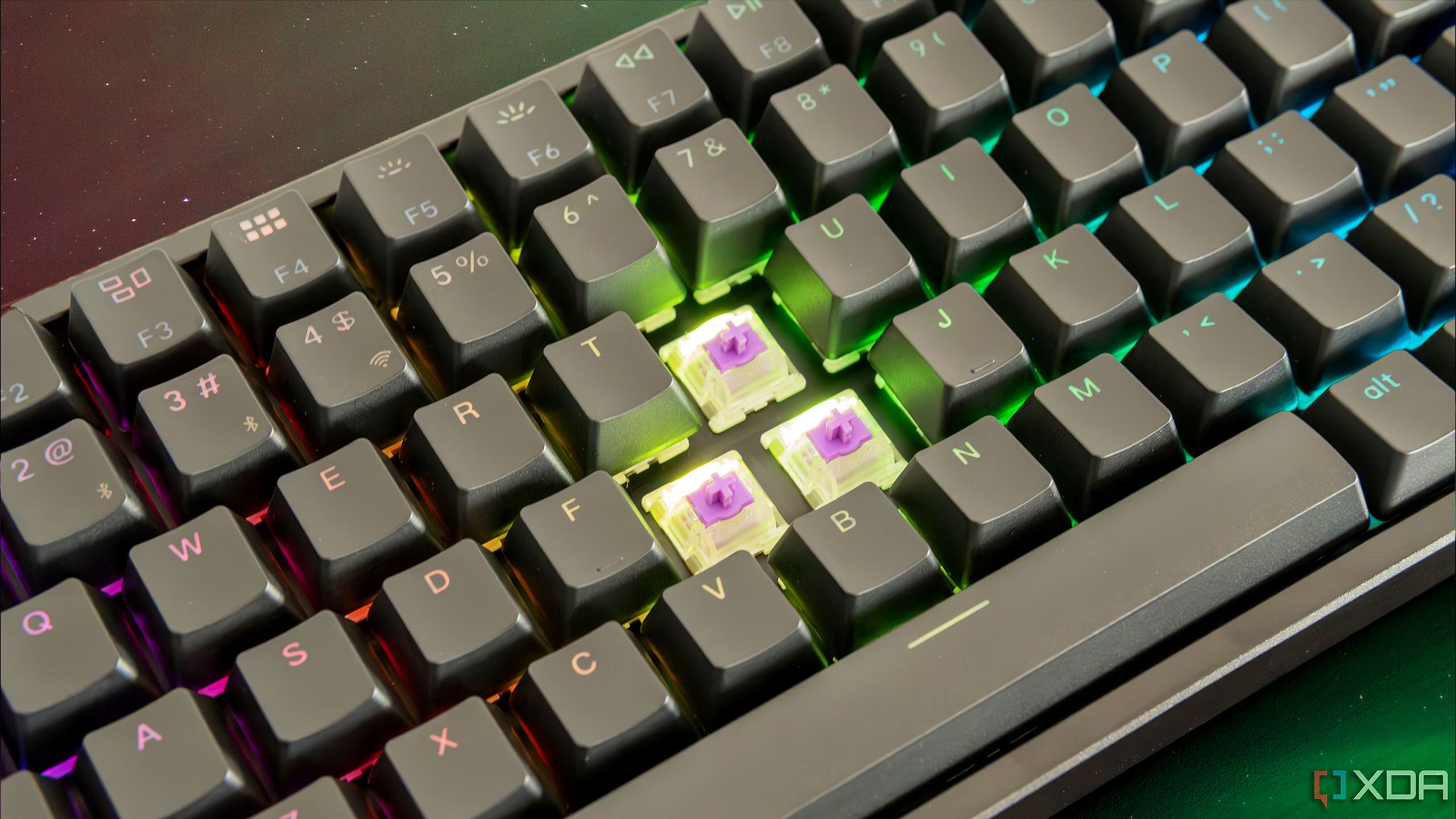 Imagen de un teclado con teclas removidas que muestra el efecto RGB de los interruptores mecánicos