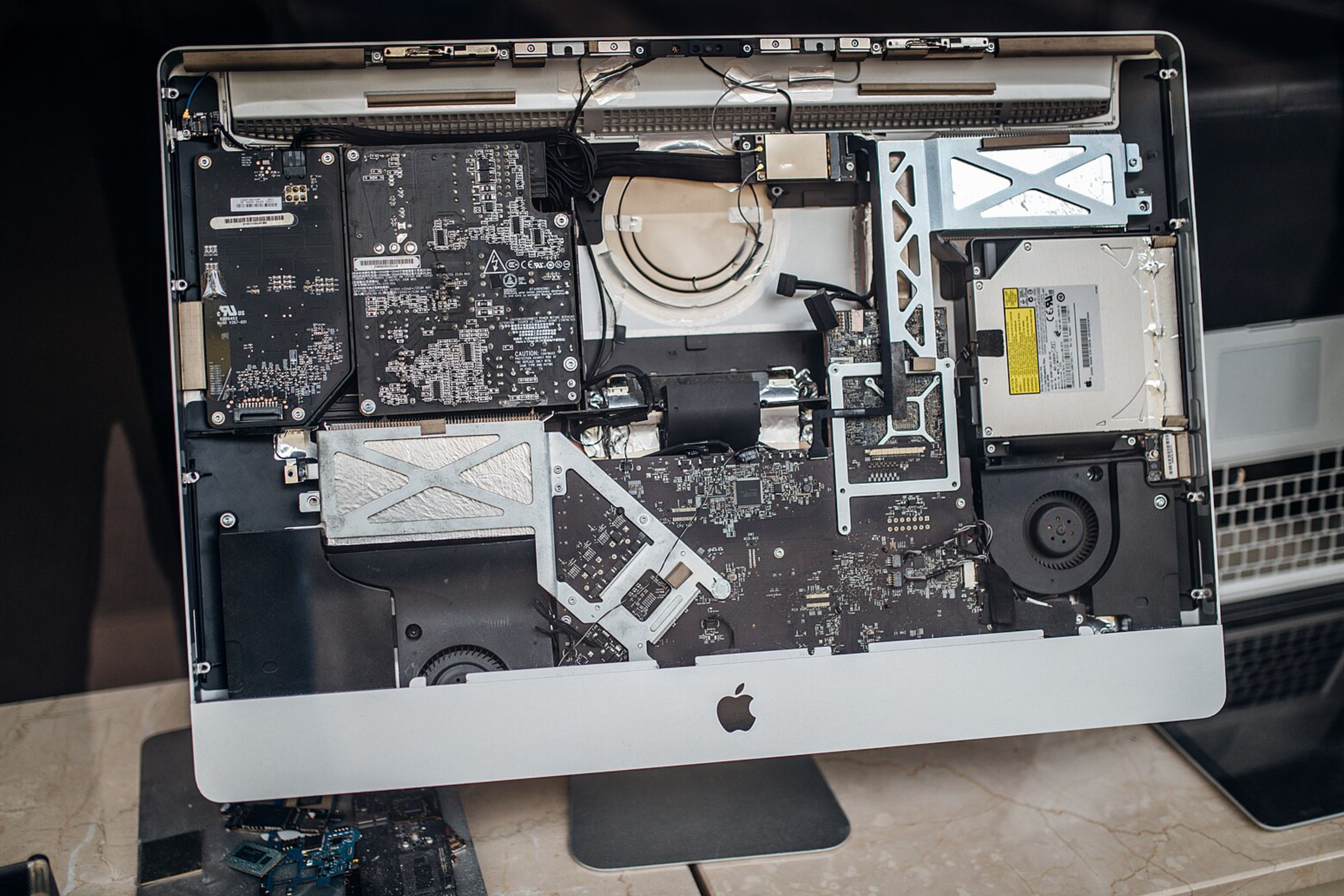 Un iMac desarmado en un centro de reparación.