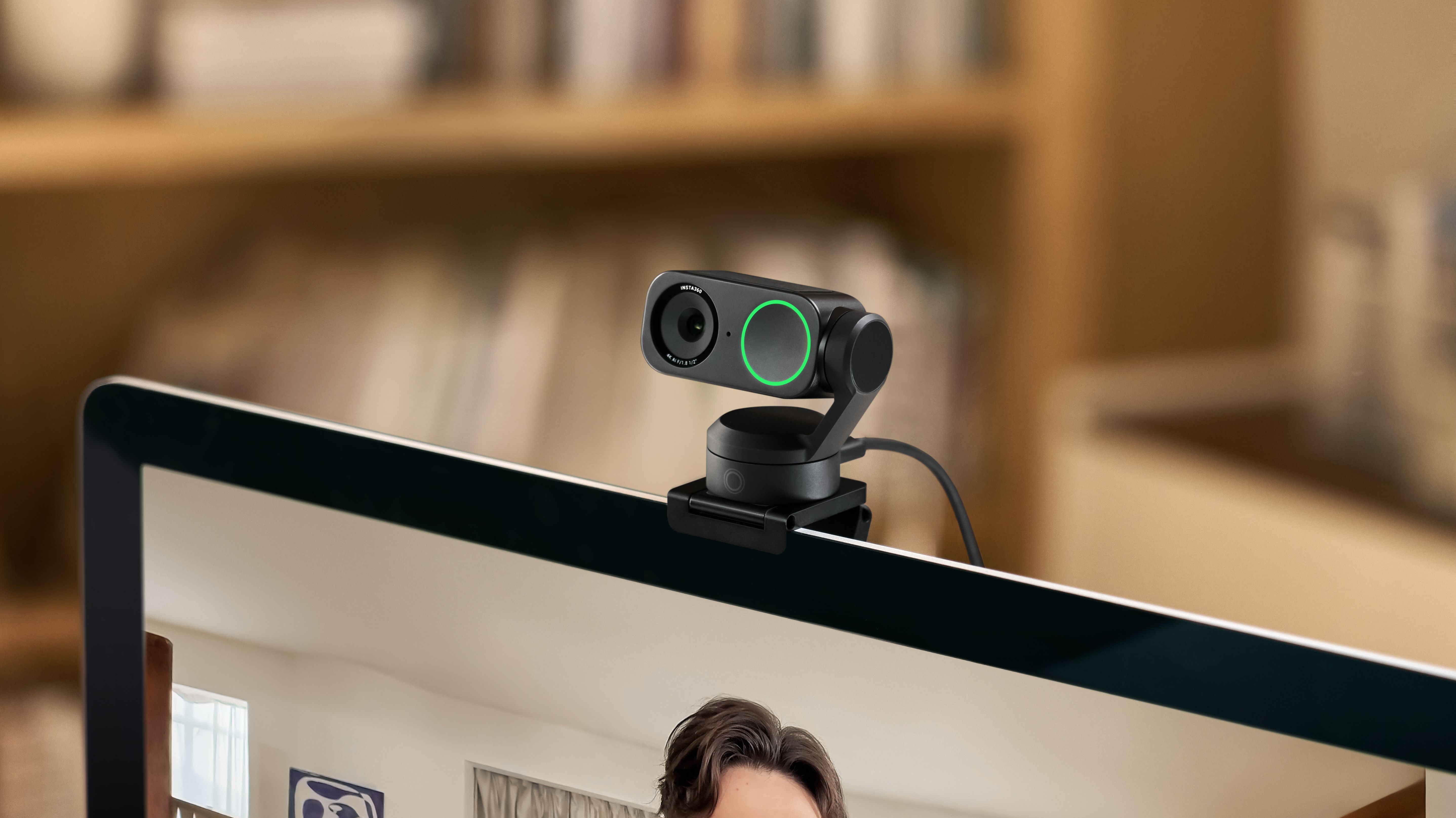 Una Insta360 Link 2 montada en un monitor