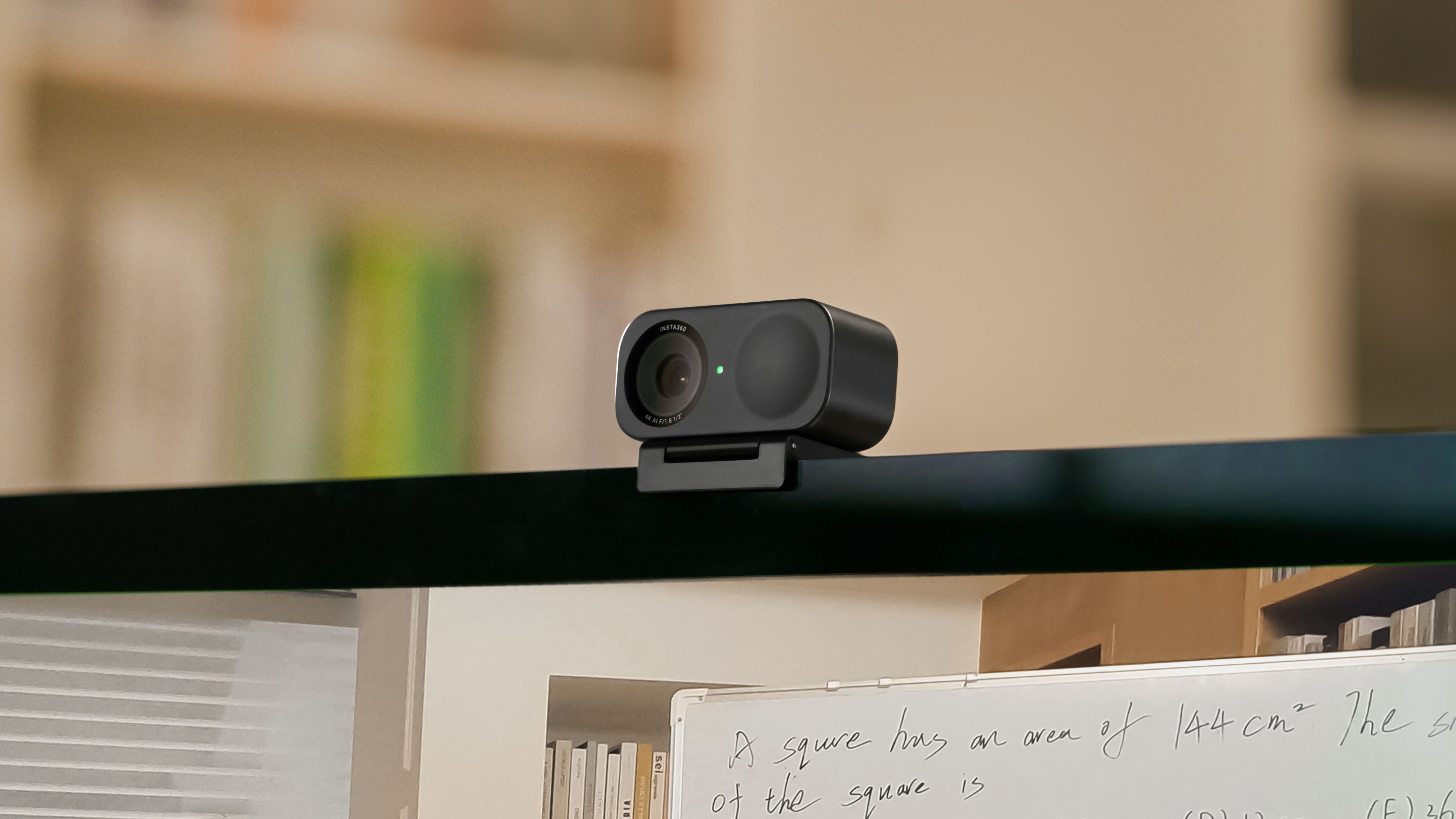 Insta360 Link 2C montado en un monitor