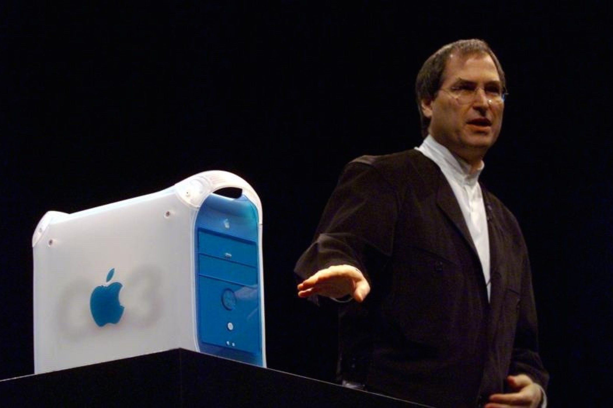 steve jobs presenting the power macintosh g3