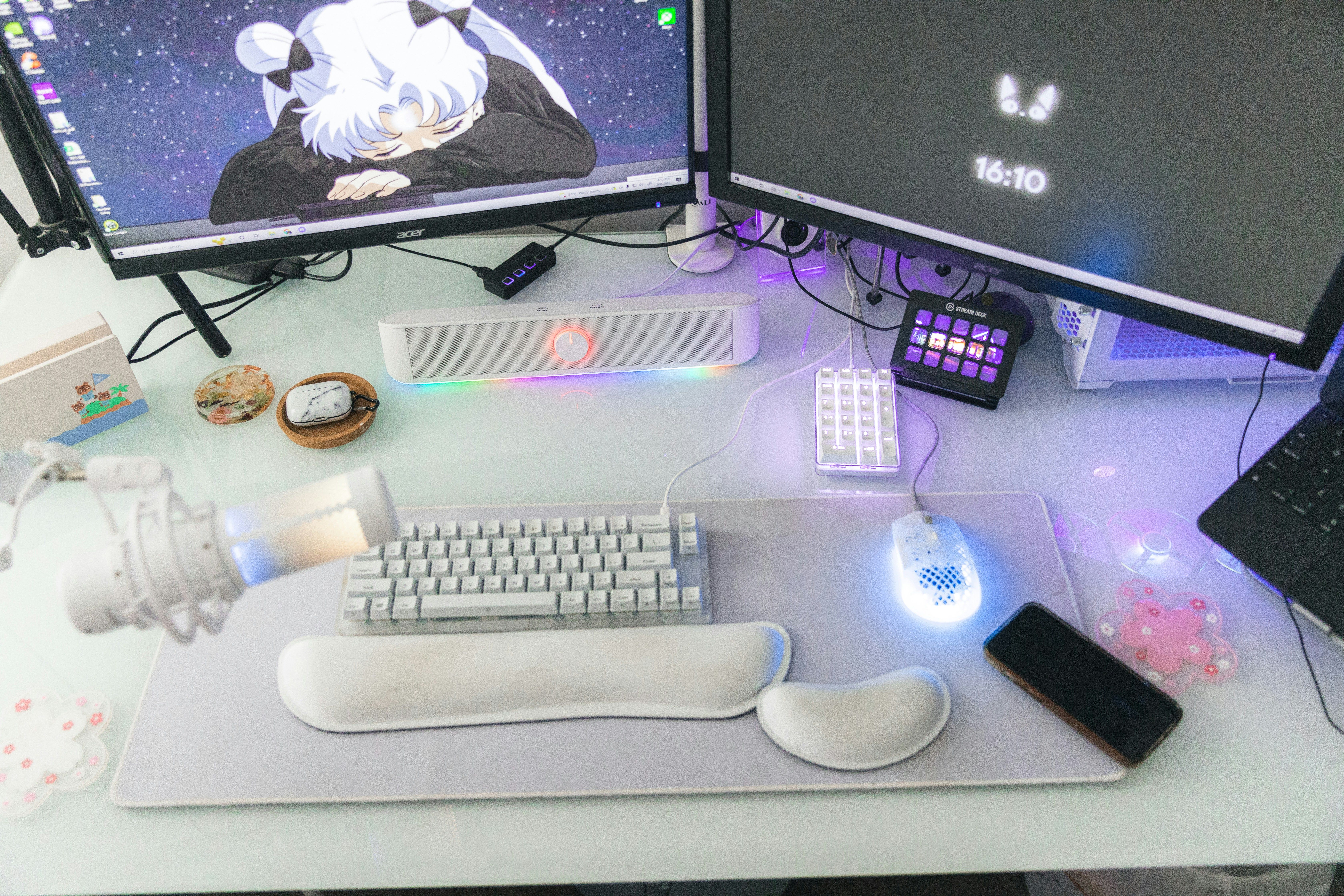 Una configuración de transmisión completa con varios monitores y un Stream Deck.