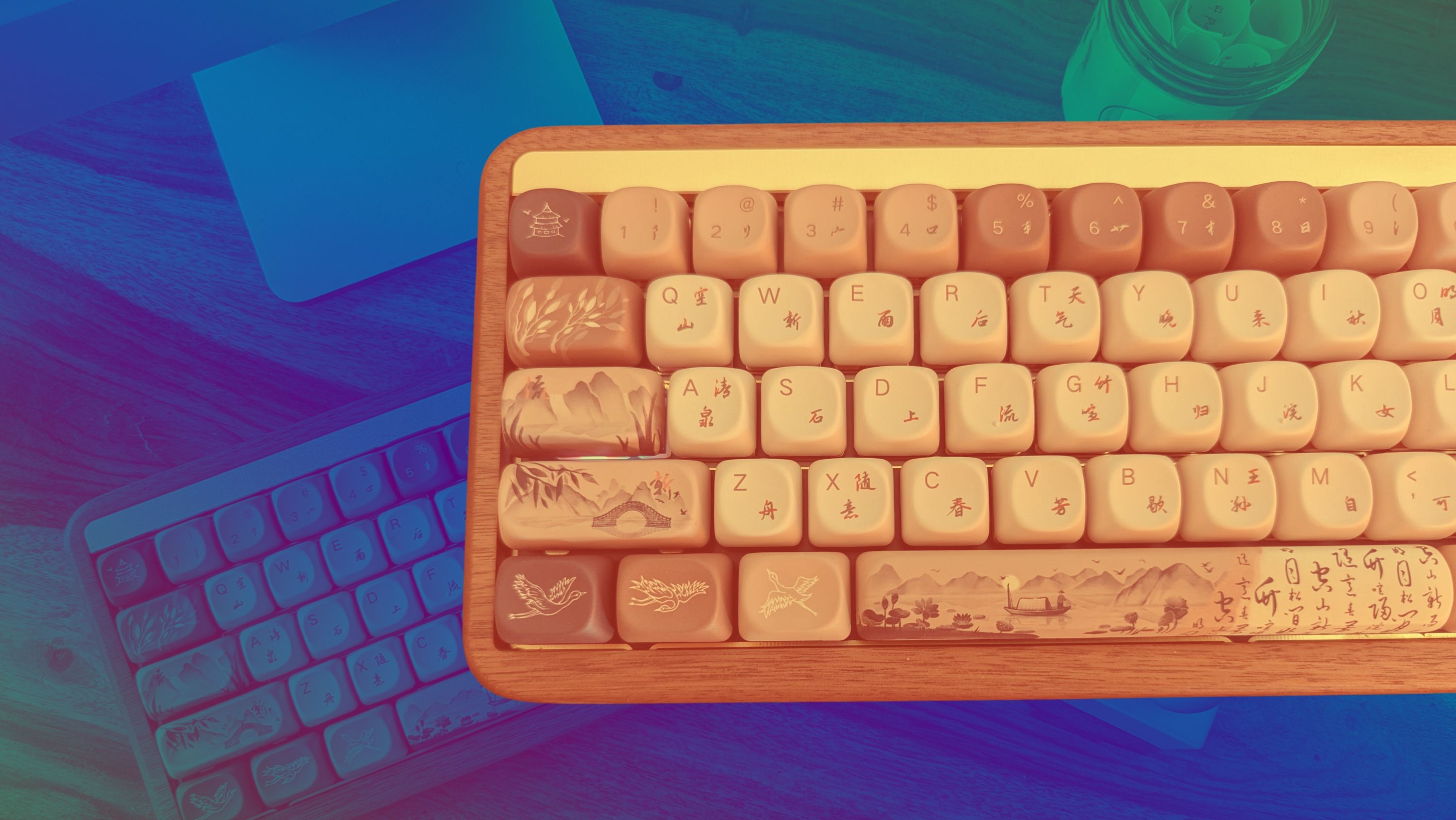 Un teclado mecánico de madera en primer plano y otro al fondo sobre un escritorio.