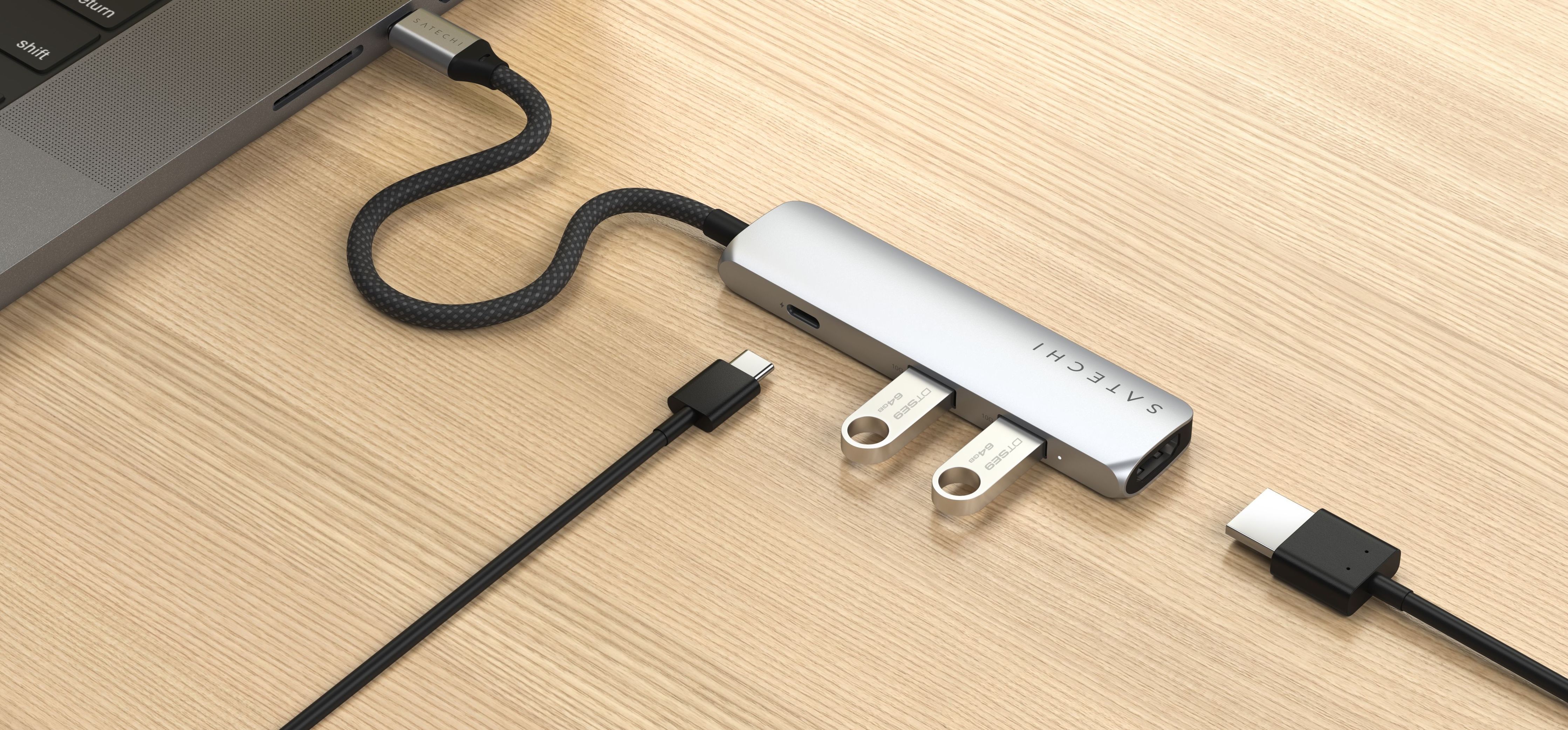 Adaptador multipuerto 4 en 1 de Satechi conectado a una computadora portátil