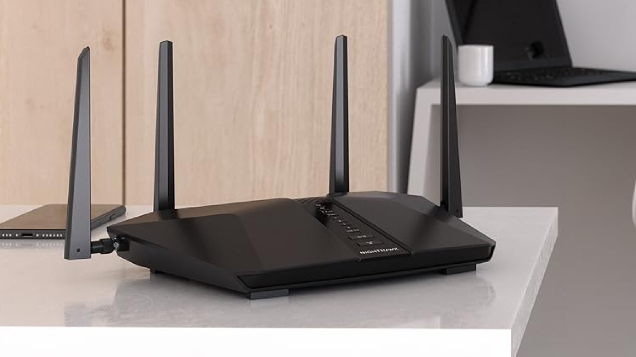 Netgear Nighthawk RAX43 sobre encimera