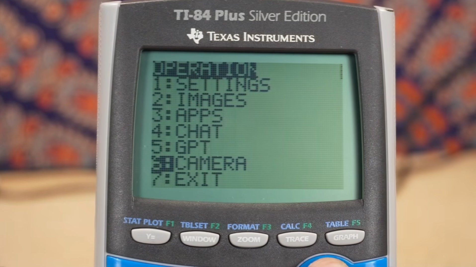 La pantalla de una TI-84 Plus con aplicaciones personalizadas enumeradas, incluido ChatGPT.