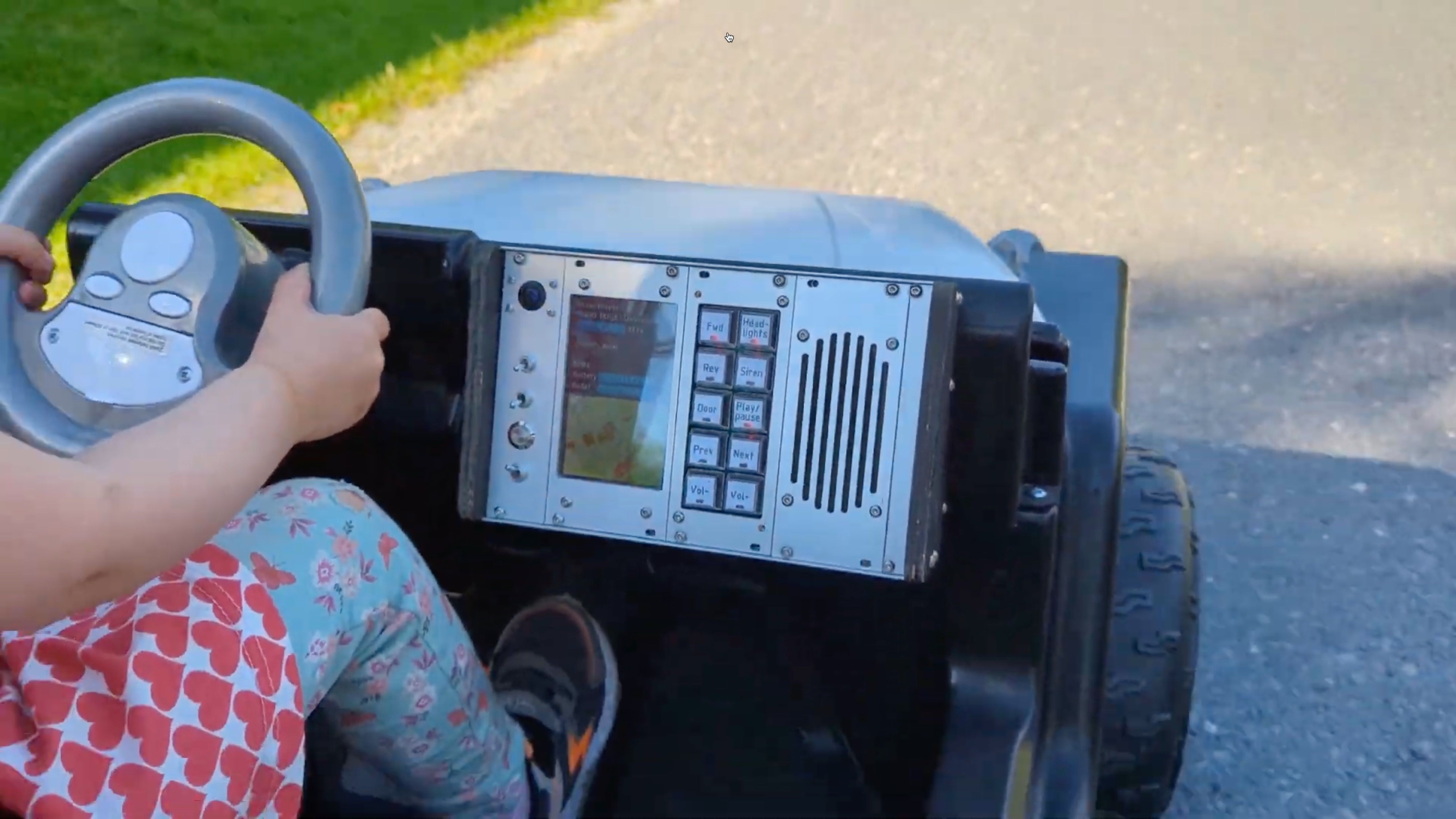 Un coche infantil sobredimensionado en acción