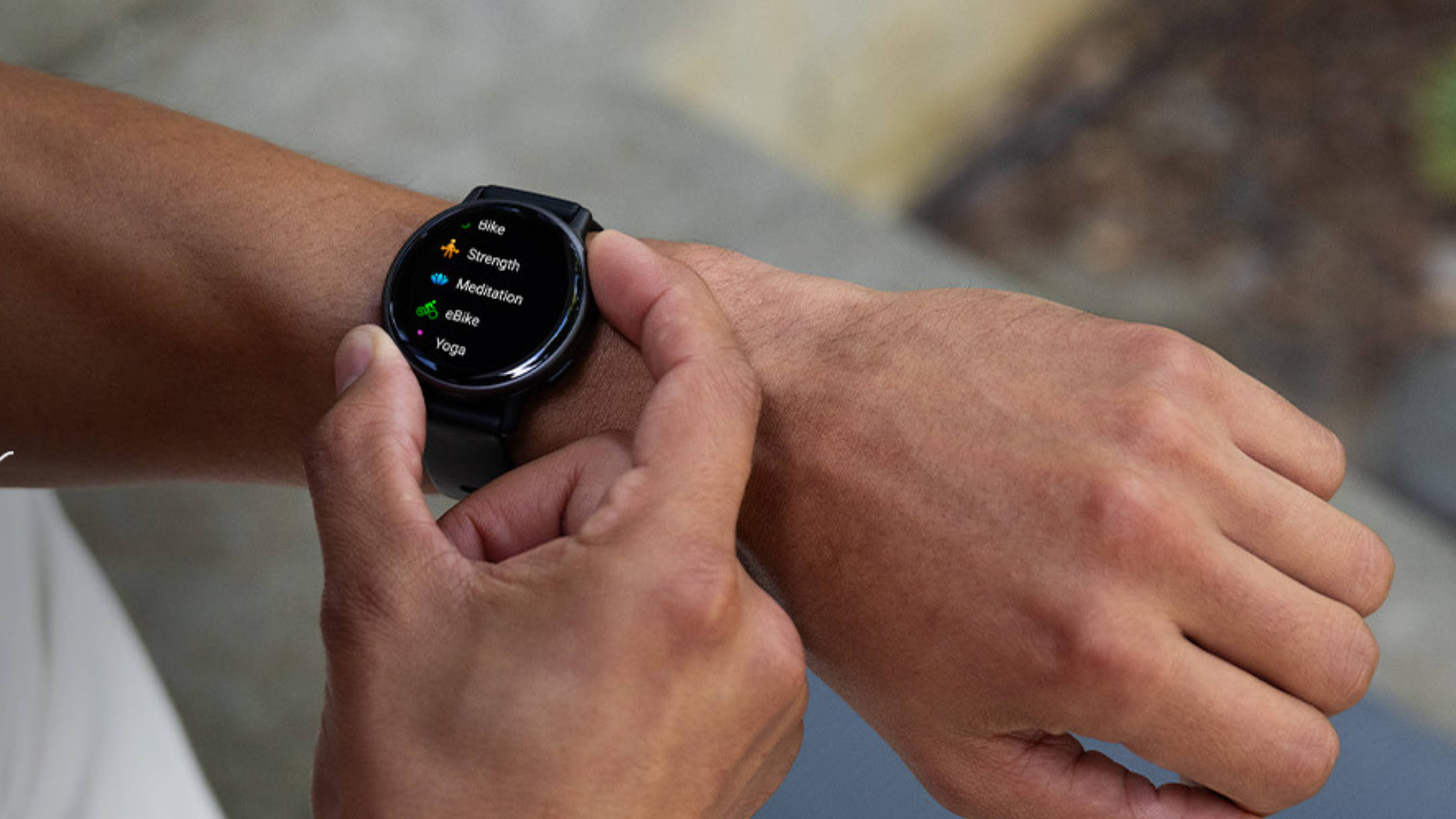 Persona que lleva puesto el Garmin Vivoactive 5