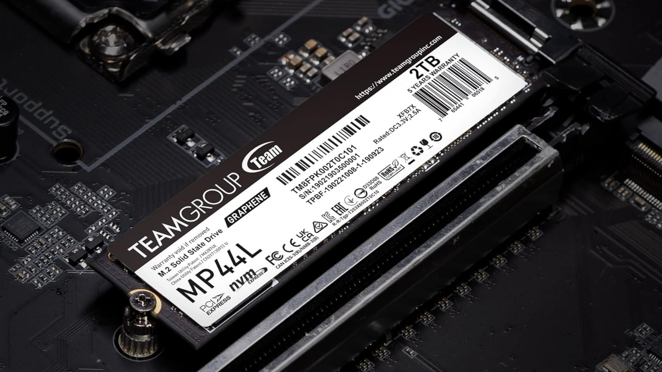 SSD para computadora portátil y de escritorio MP44L de TEAMGROUP con caché SLC de 2 TB, NVMe 1.4 PCIe Gen 4x4 M.2 2280