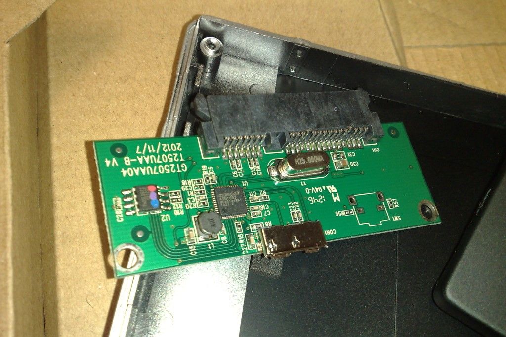 Una placa de circuito USB a SATA extraída de un disco duro externo