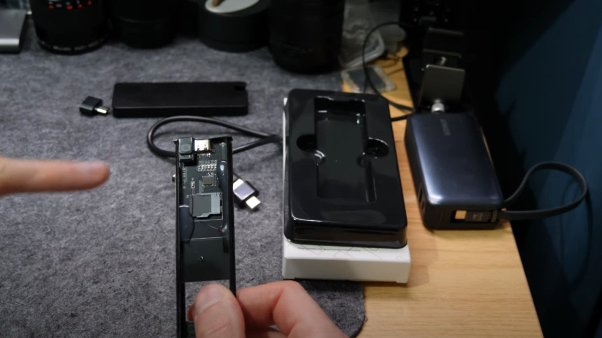 Captura de pantalla de un video de YouTube que muestra un SSD externo falso que utiliza una tarjeta microSD